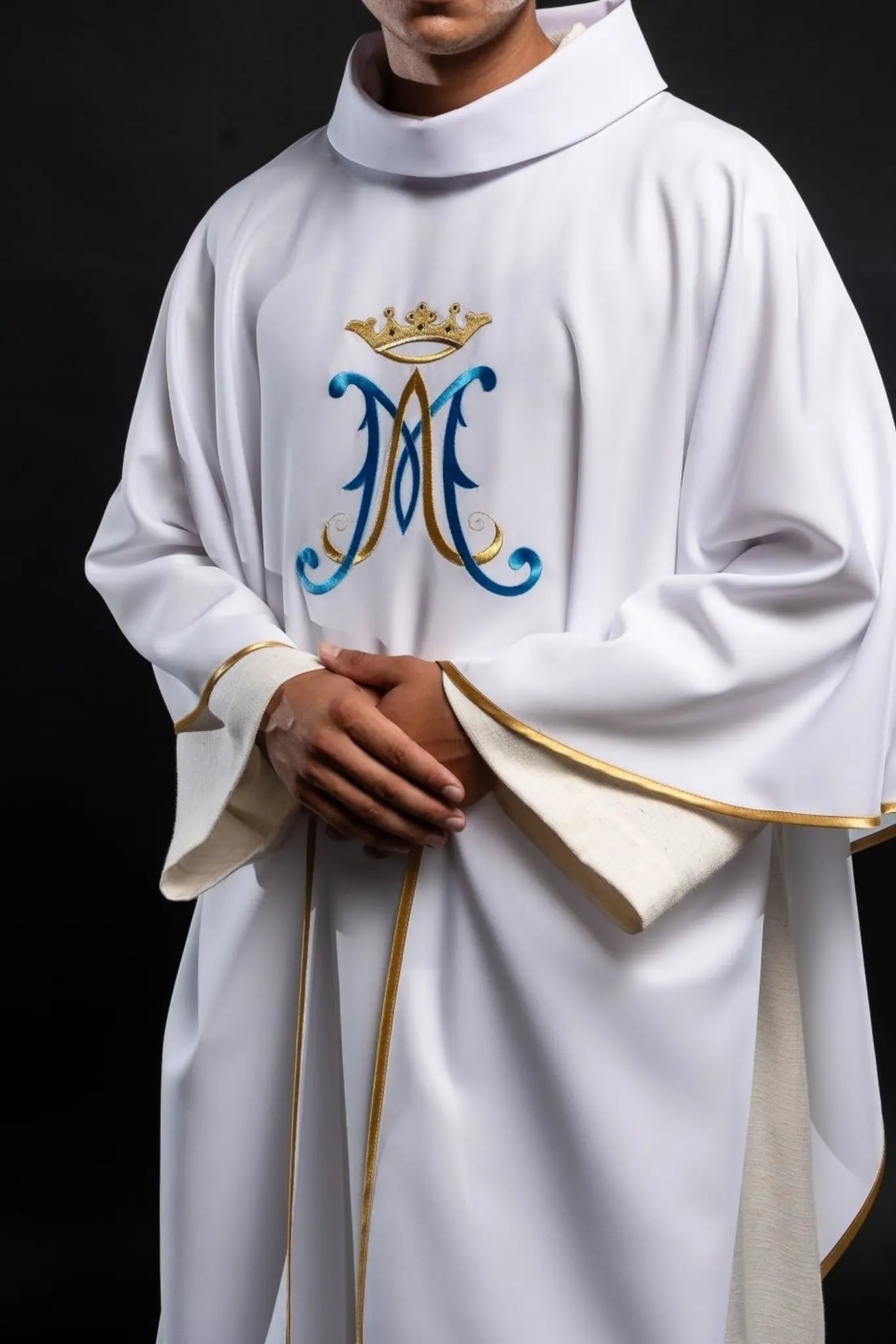 Chasuble blanche brodée avec motif marial