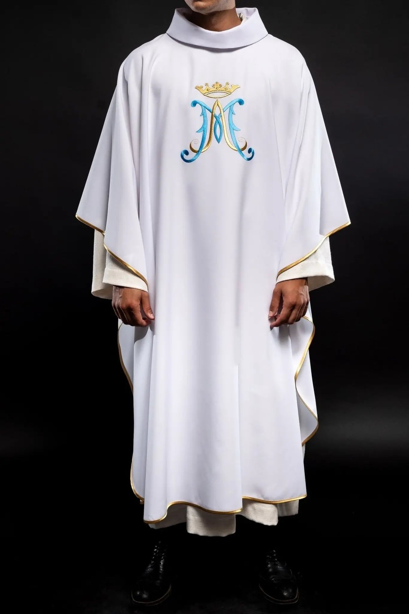 Chasuble blanche brodée avec motif marial