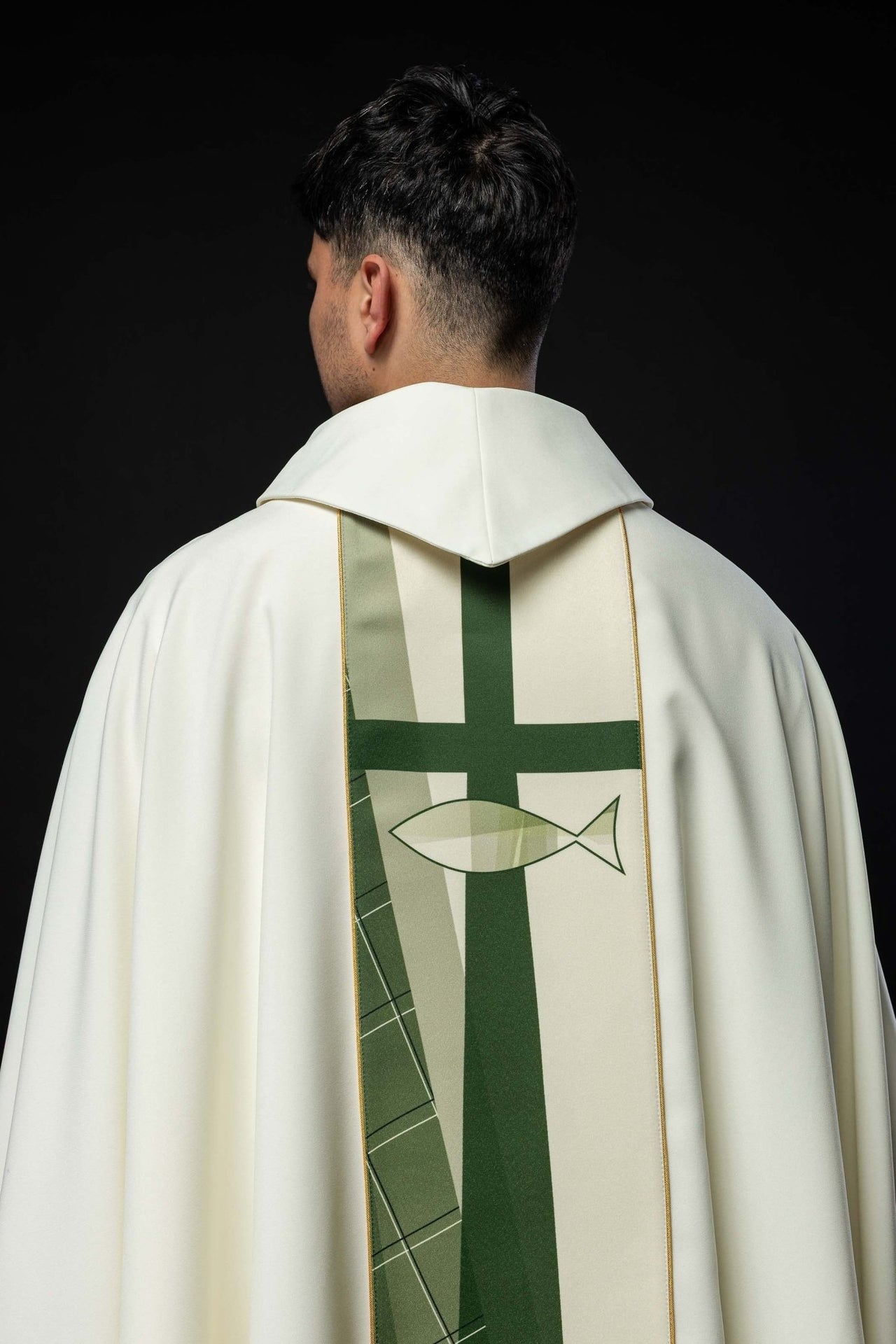 Biały ornat haftowany z wzorem krzyża i ryb