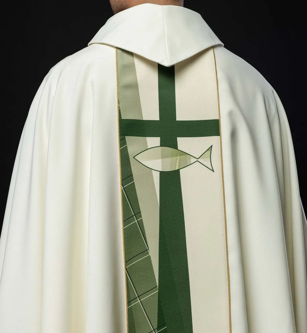 Chasuble blanche brodée avec motif de croix et de poisson