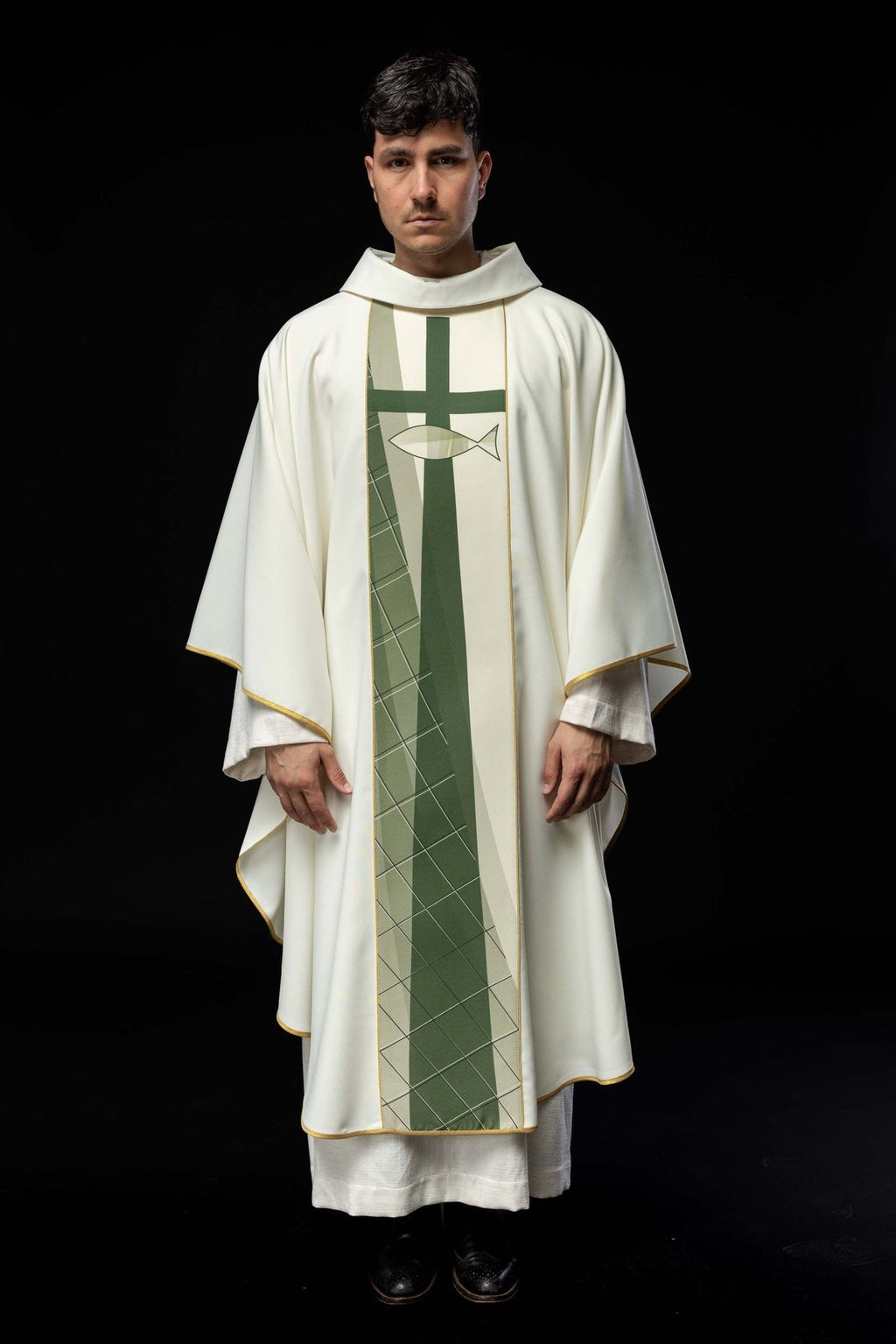 Biały ornat haftowany z wzorem krzyża i ryb