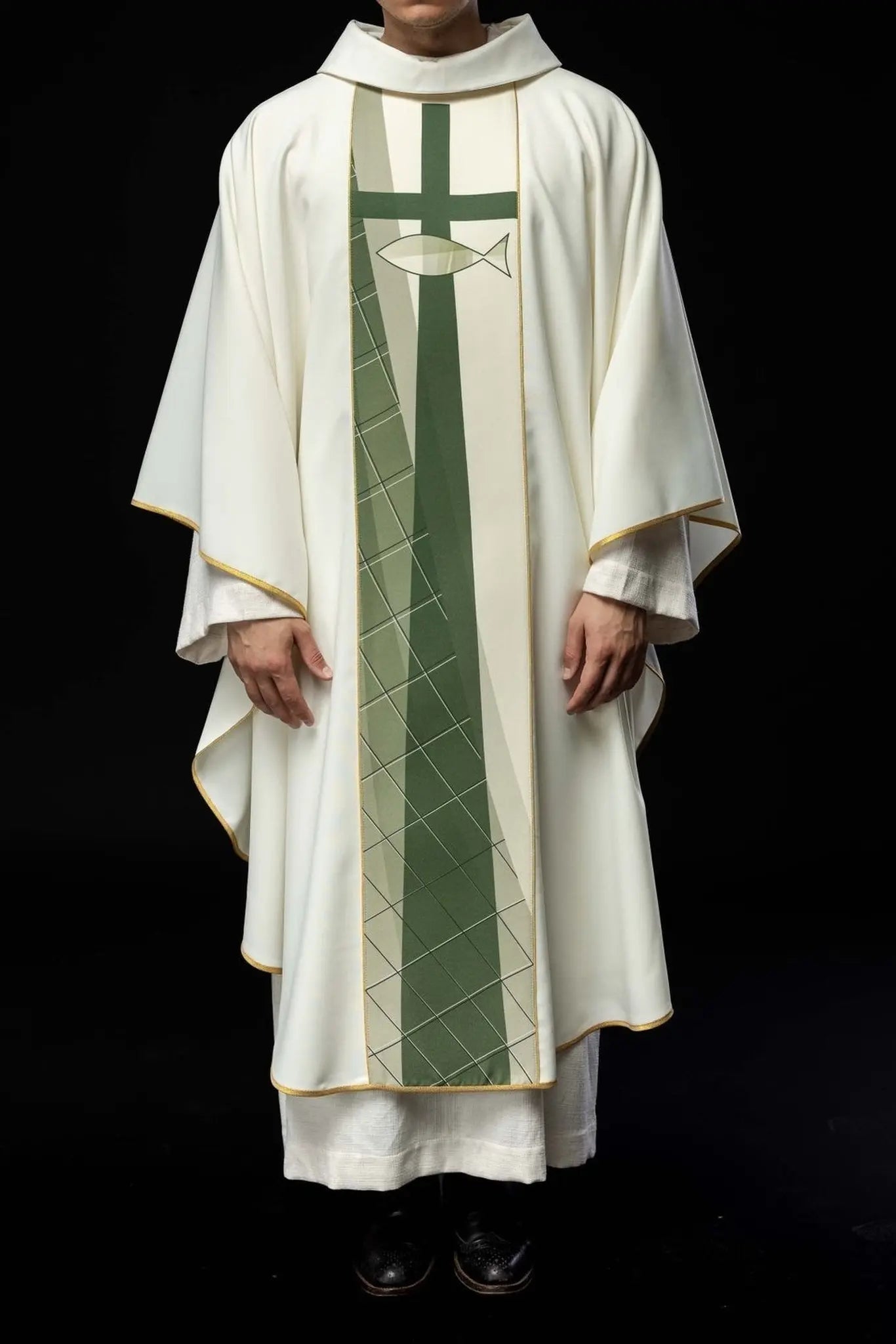 Chasuble blanche brodée avec motif de croix et de poisson