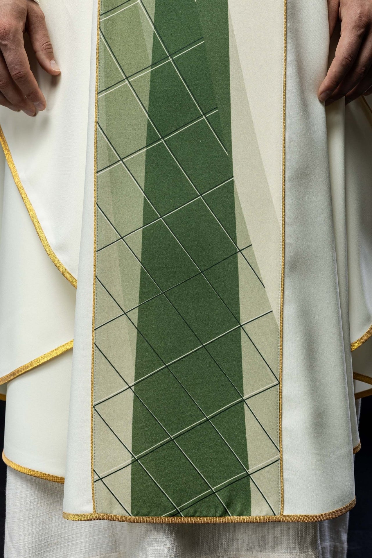 Biały ornat haftowany z wzorem krzyża i ryb