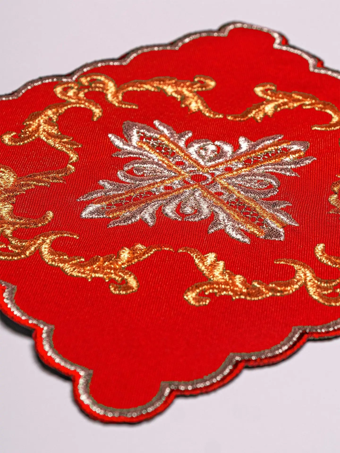 Lin de calice brodé rouge