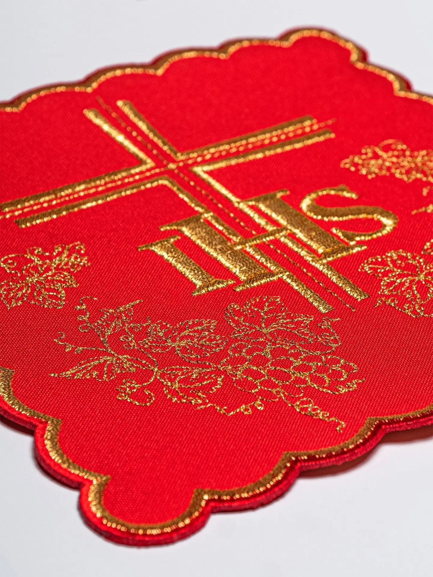 Lin blanc de calice brodé Rouge IHS