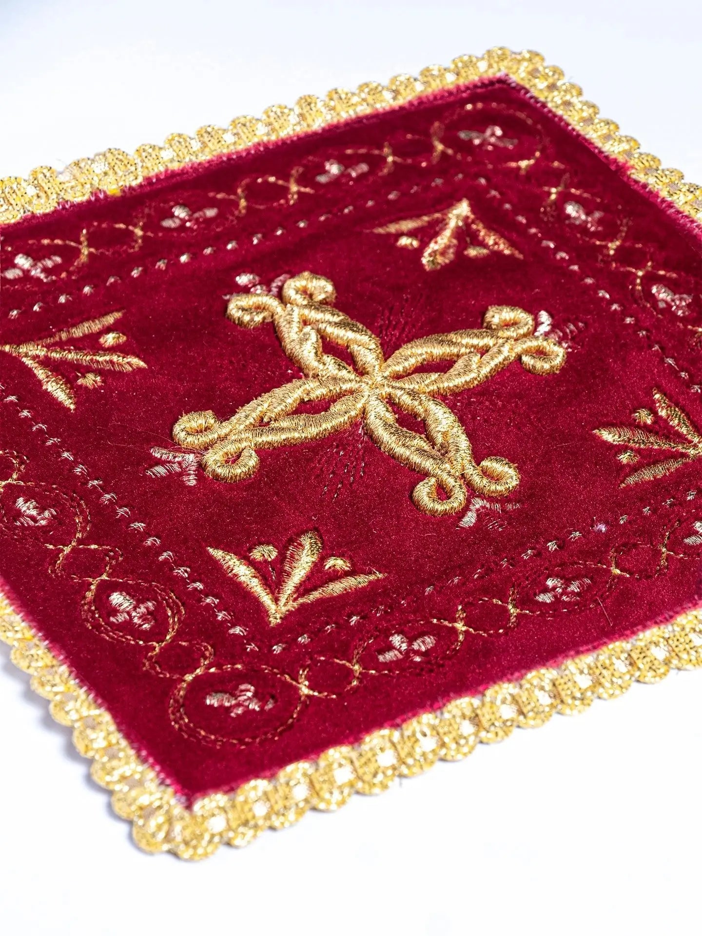 Lin de calice brodé en velours rouge
