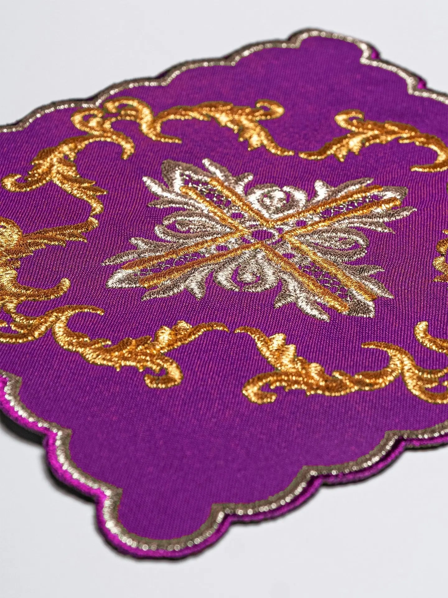 Lin de calice violet brodé avec motif de croix