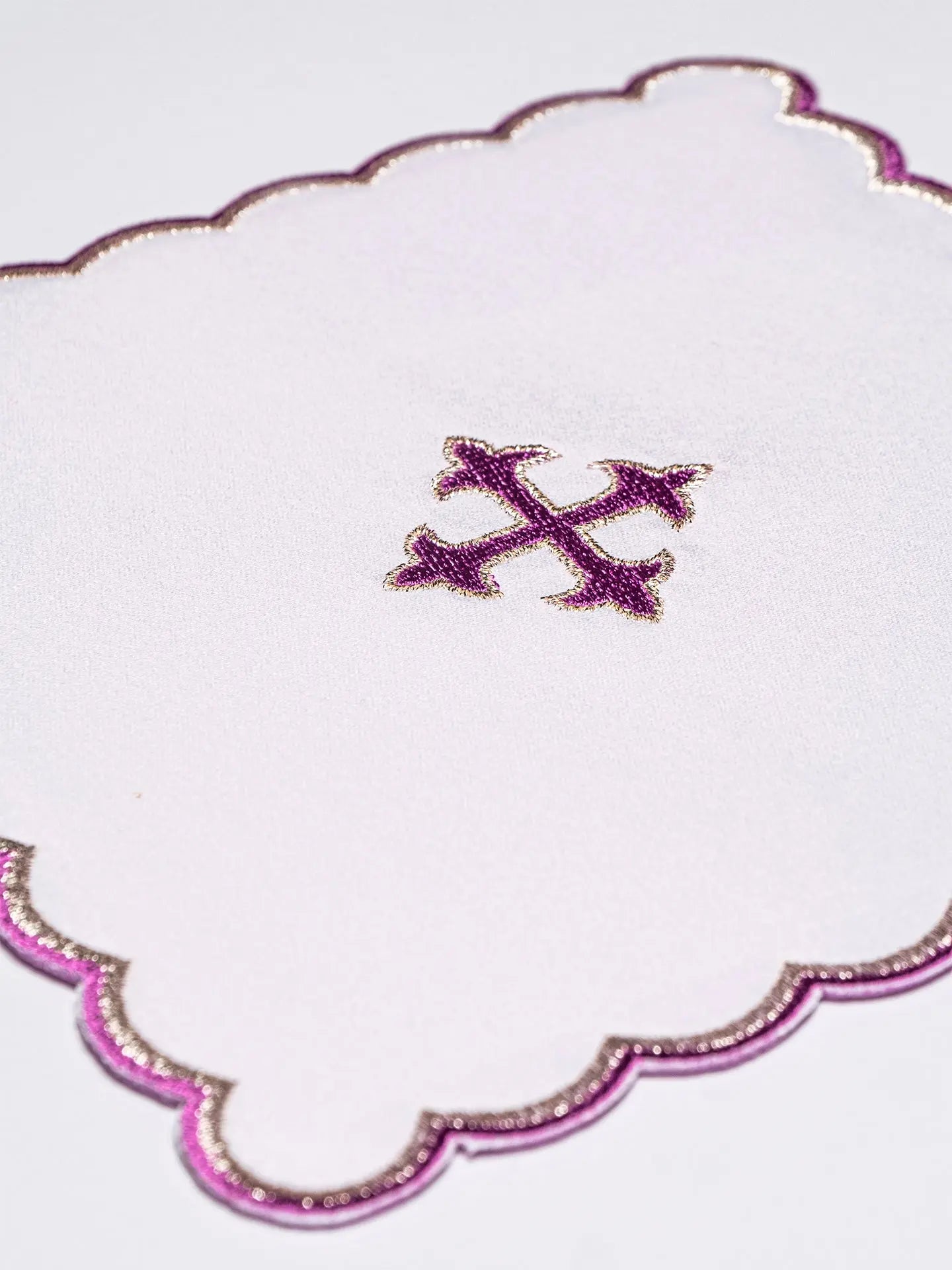 Ensemble de linge de calice brodé violet avec croix