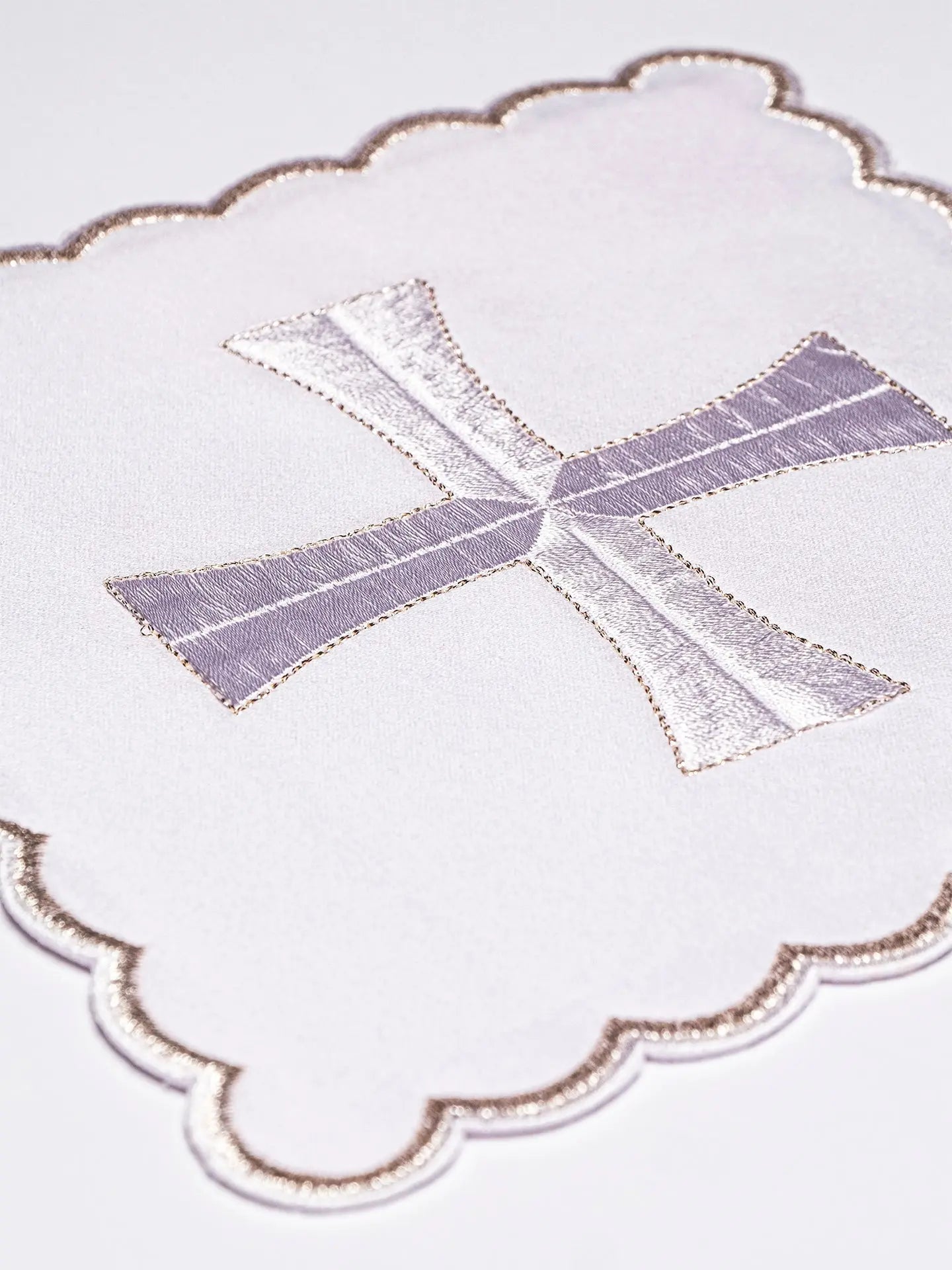 Linge de calice brodé avec bordure argentée