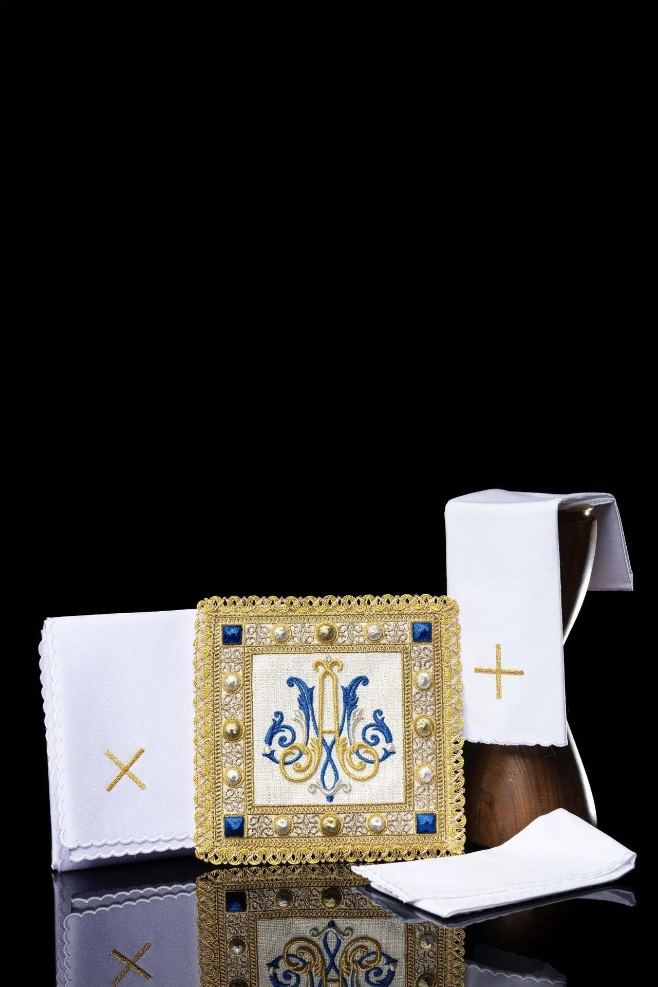 Ensemble de linge de calice brodé avec symbole marial et accents or-bleu