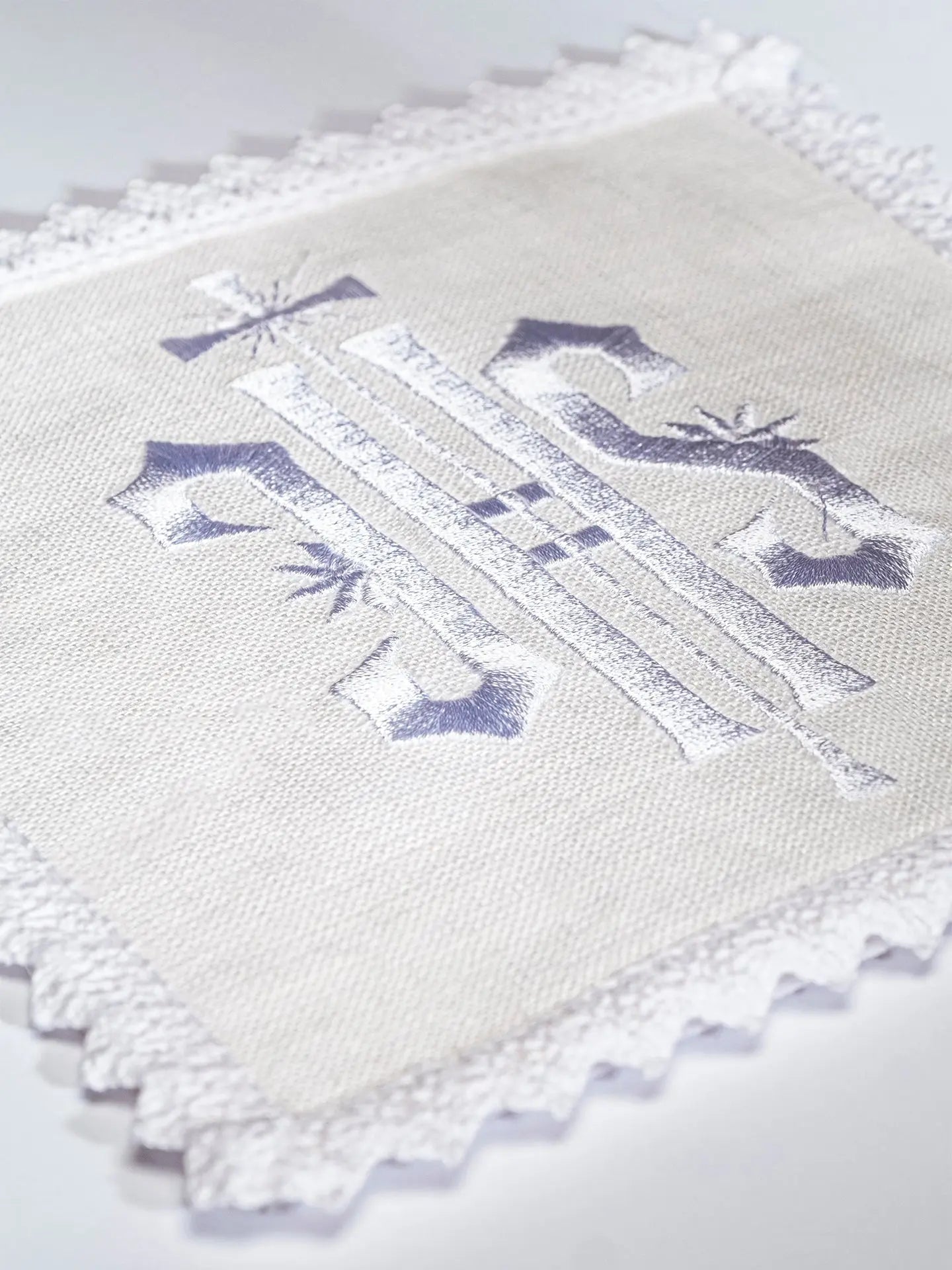 Lin de calice brodé IHS avec broderie blanche