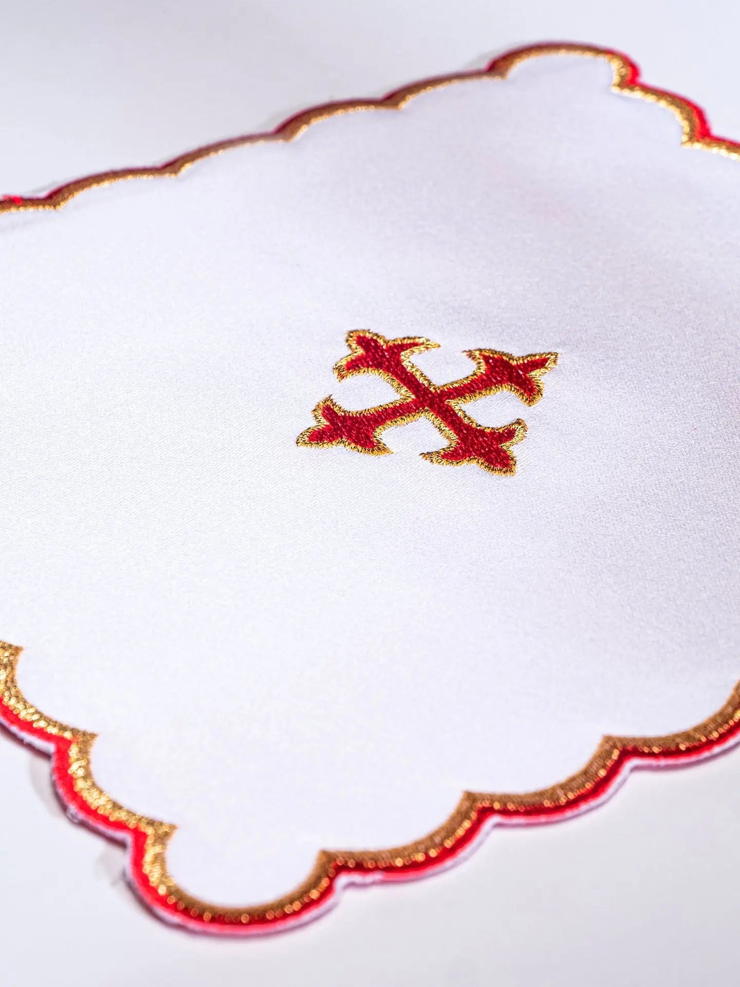 Linge de calice avec broderie rouge