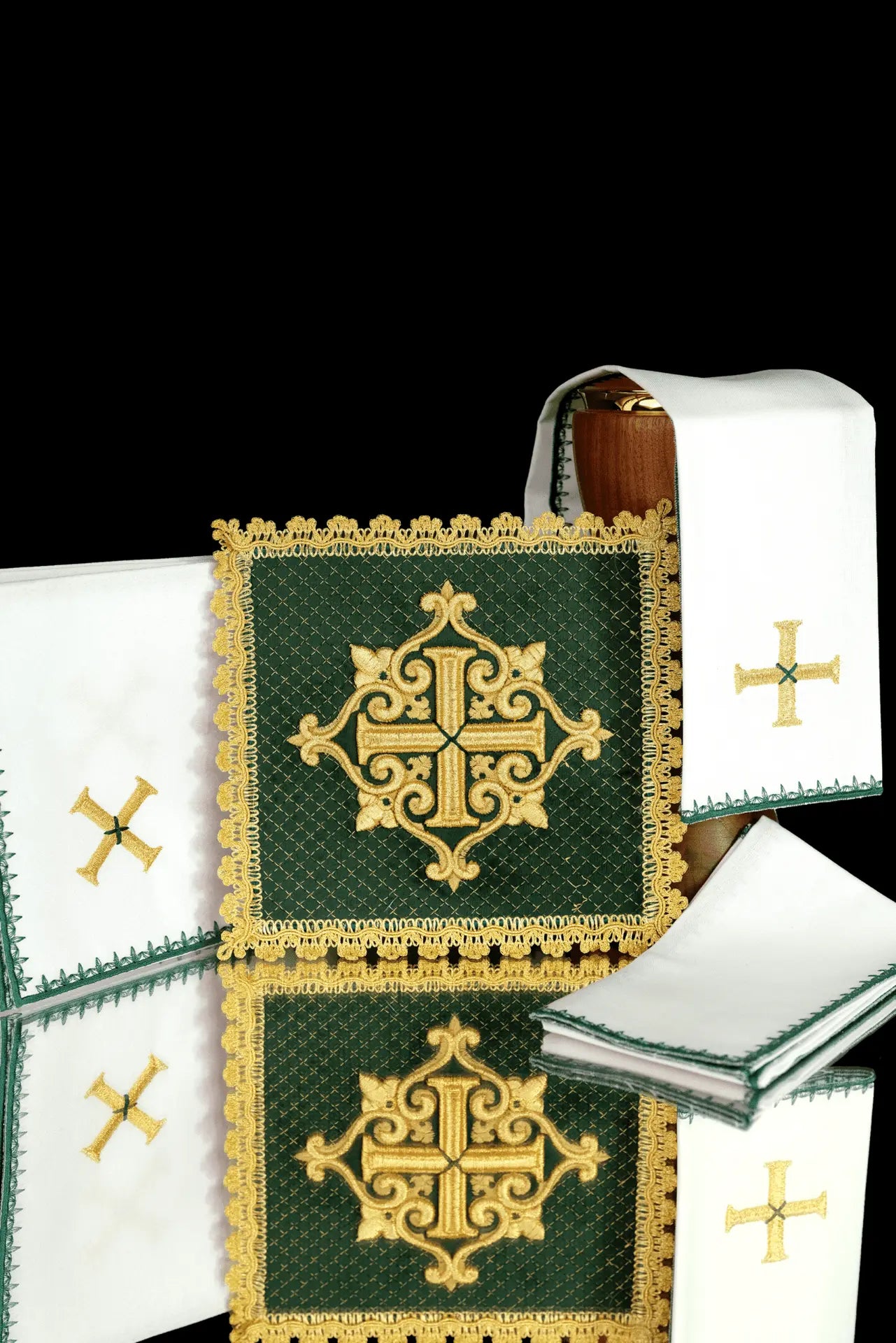 Ensemble de linge de calice en velours vert avec croix brodée