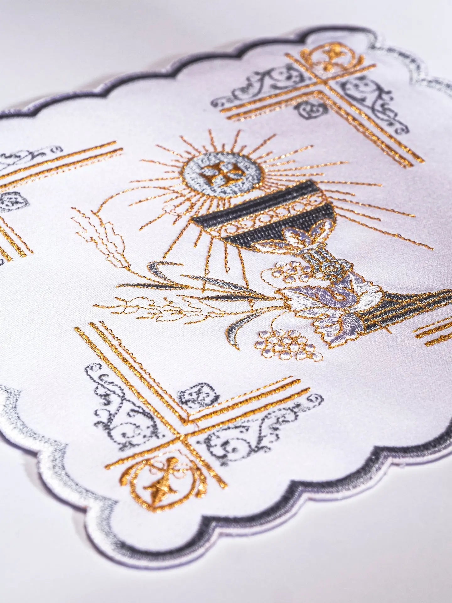 Linens de calice richement décorés