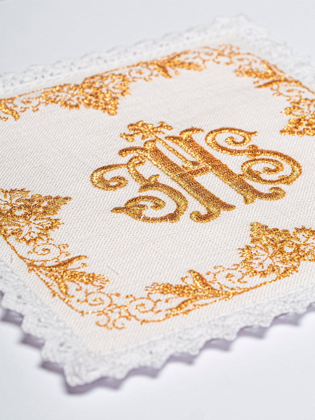 Bogato zdobiona lniana bielizna kielichowa IHS