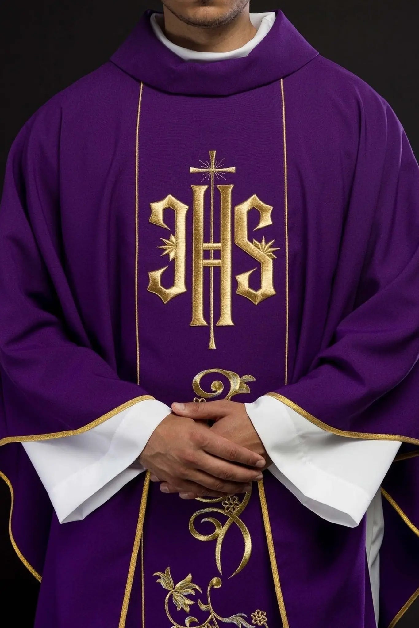 Chasuble violette richement décorée avec motif doré et large bande IHS