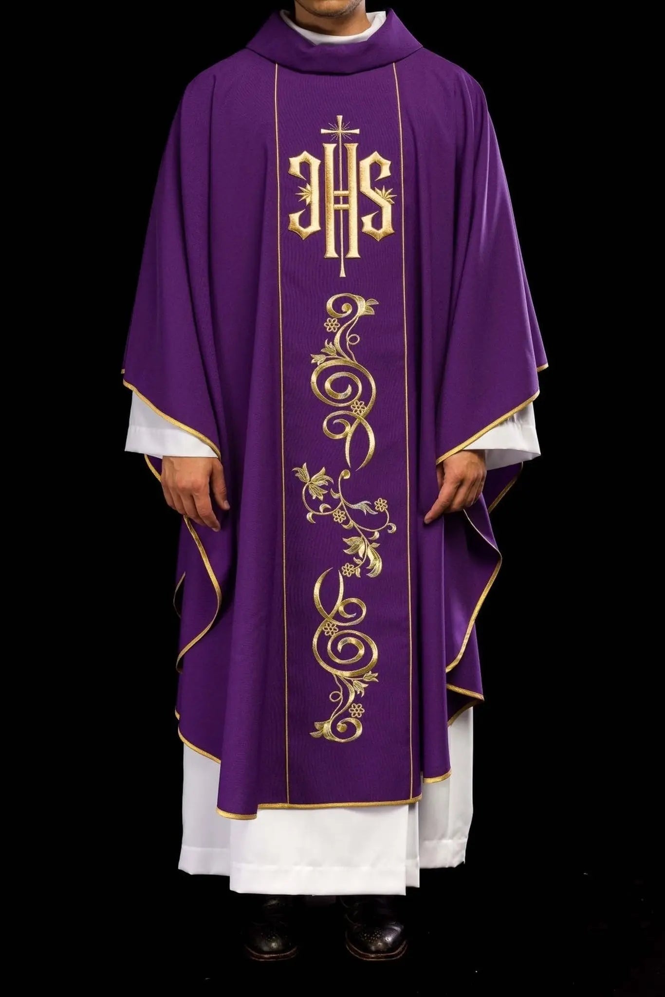 Chasuble violette richement décorée avec motif doré et large bande IHS
