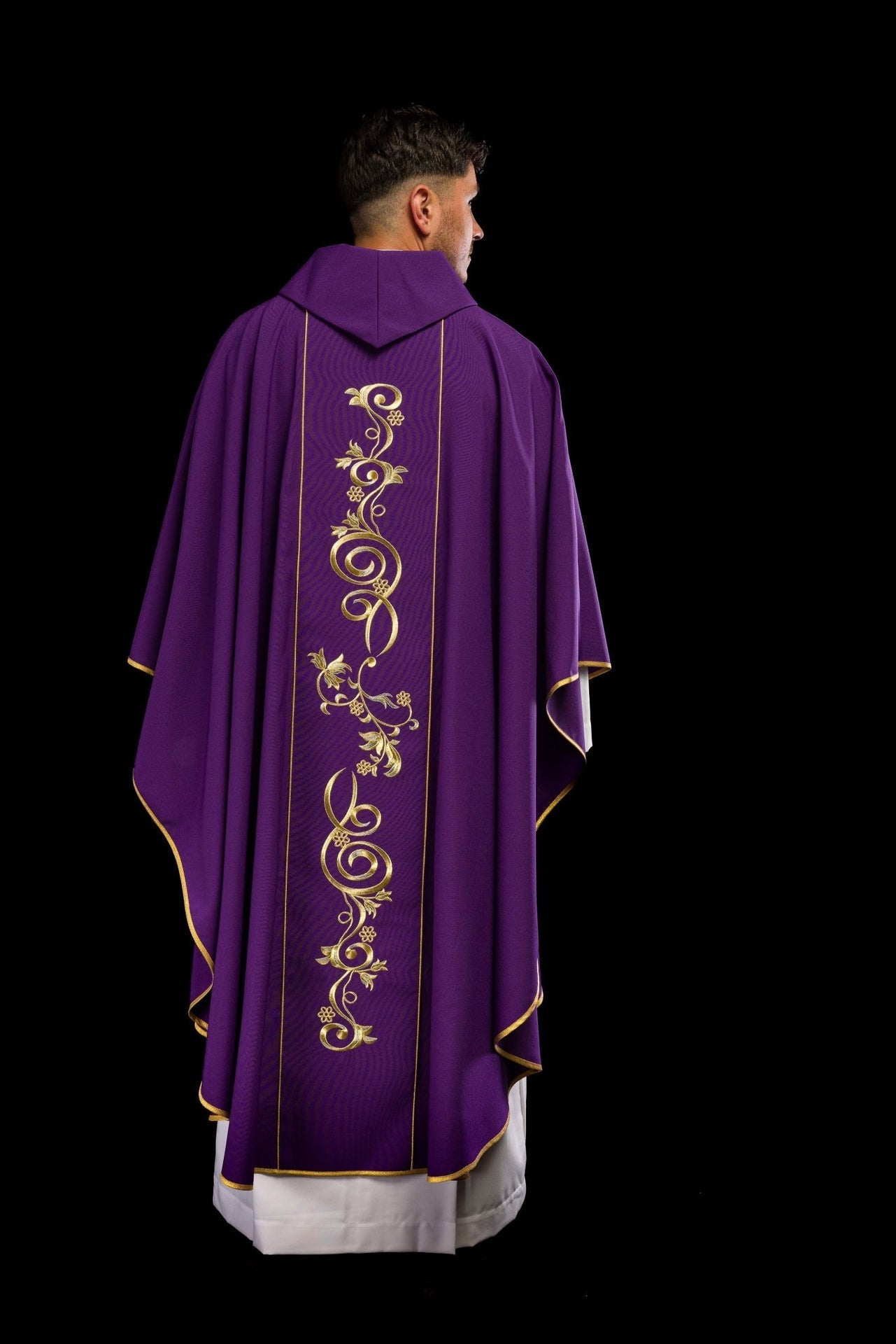 Bogato zdobiony fioletowy ornat z złotym motywem i szerokim pasem IHS