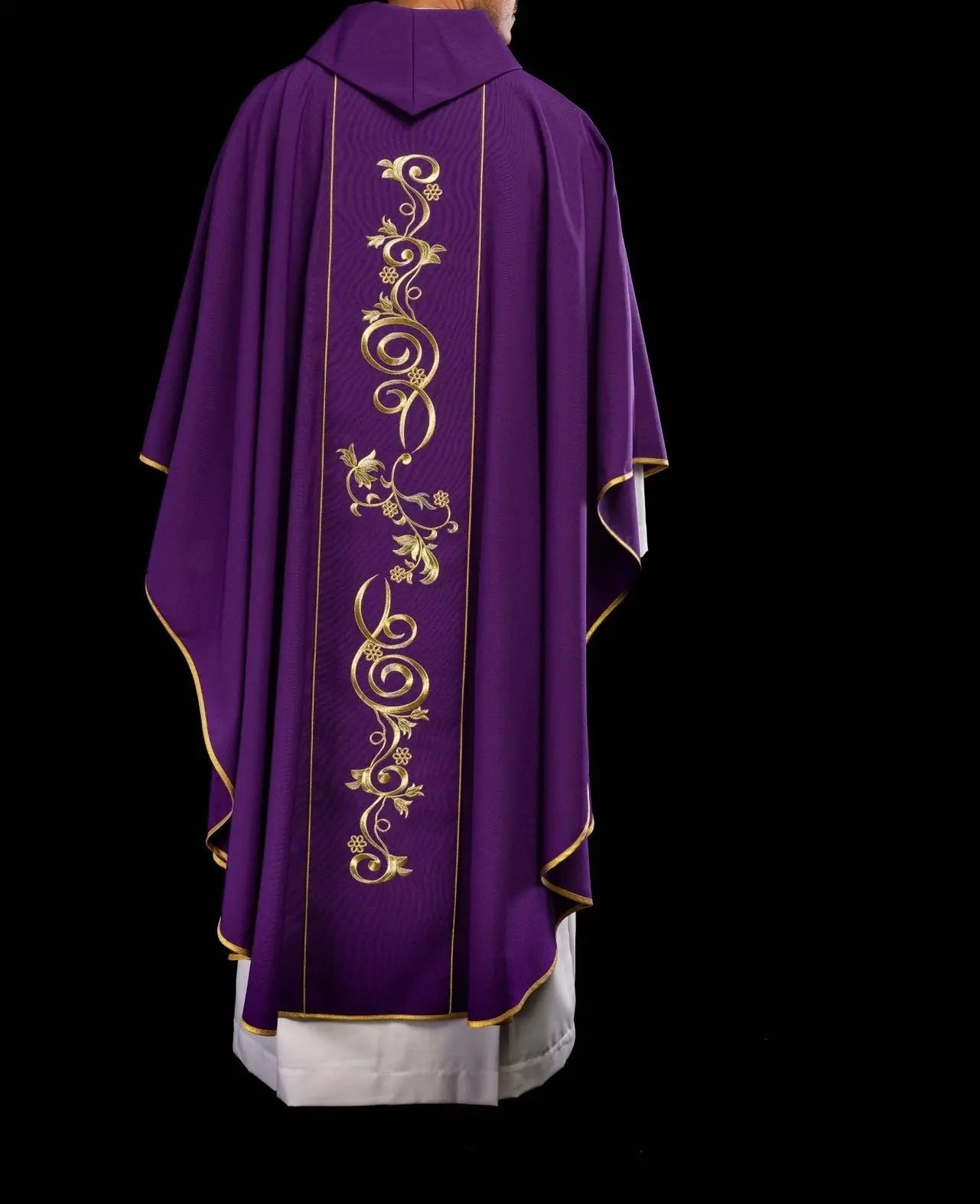 Chasuble violette richement décorée avec motif doré et large bande IHS