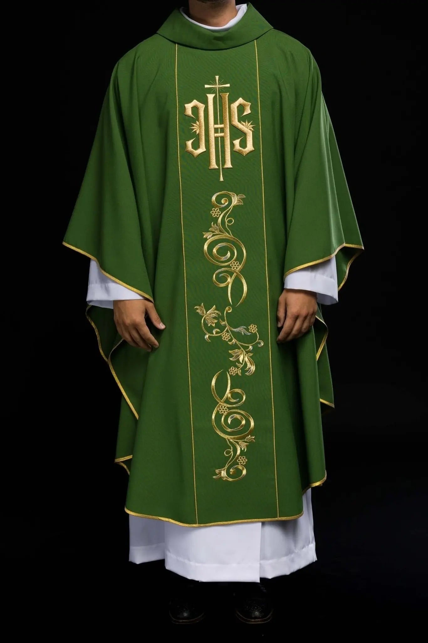 Chasuble verte richement décorée avec motif doré et large bande IHS