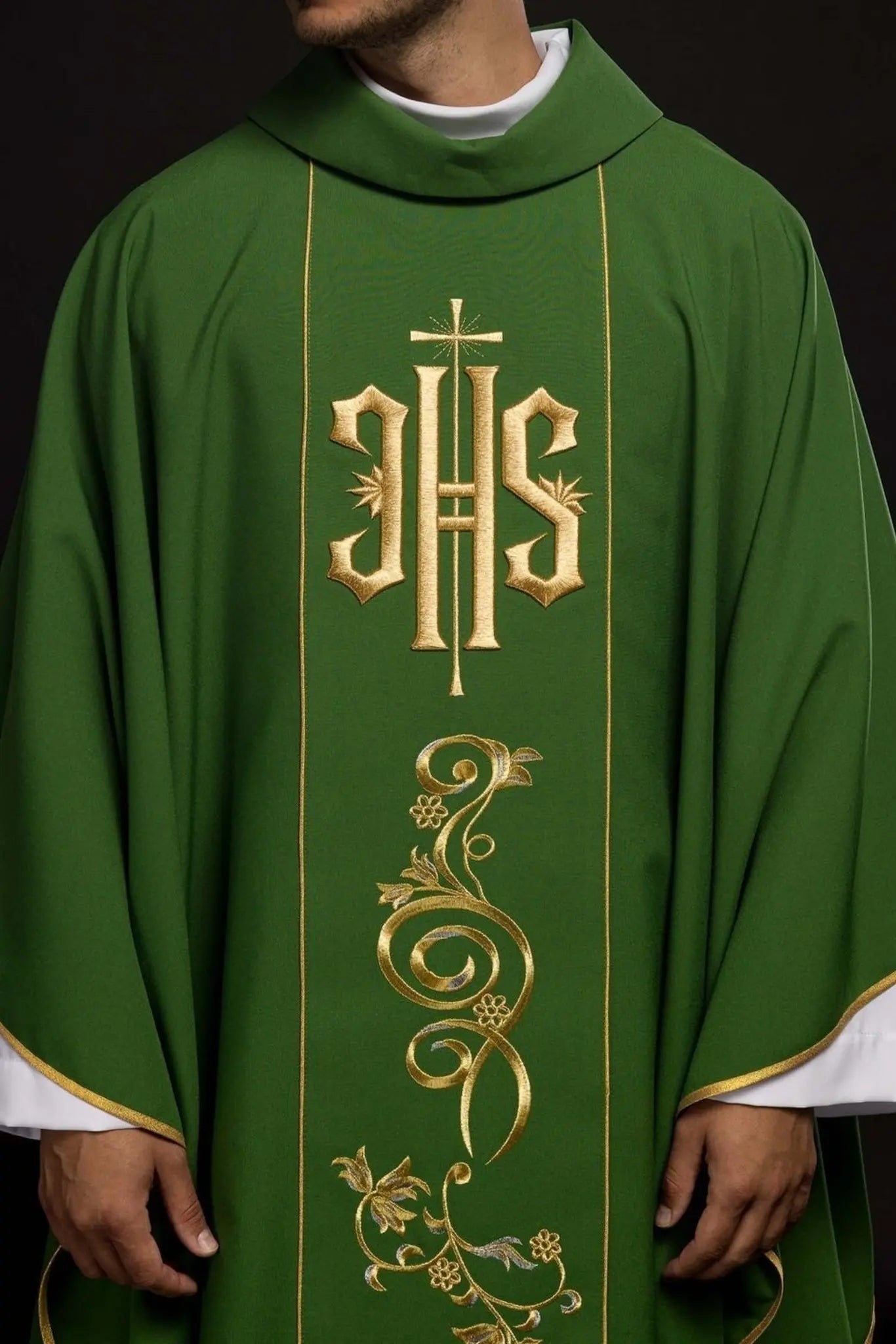 Chasuble verte richement décorée avec motif doré et large bande IHS