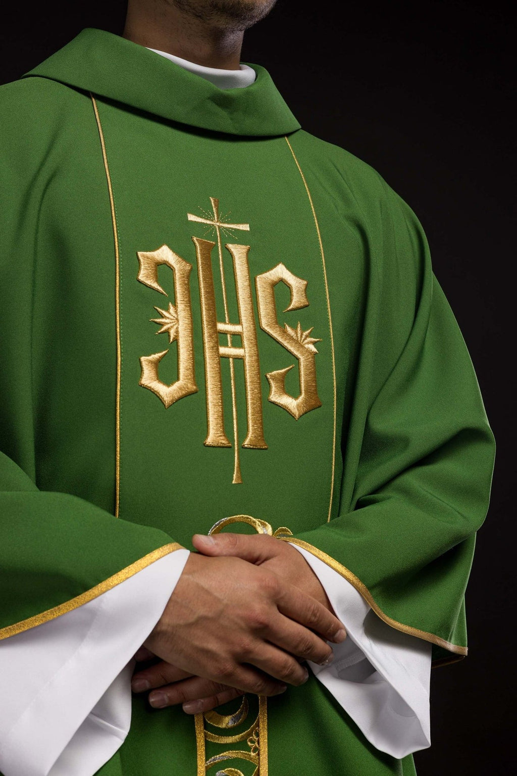 Bogato zdobiony zielony ornat z złotym motywem i szerokim pasem IHS