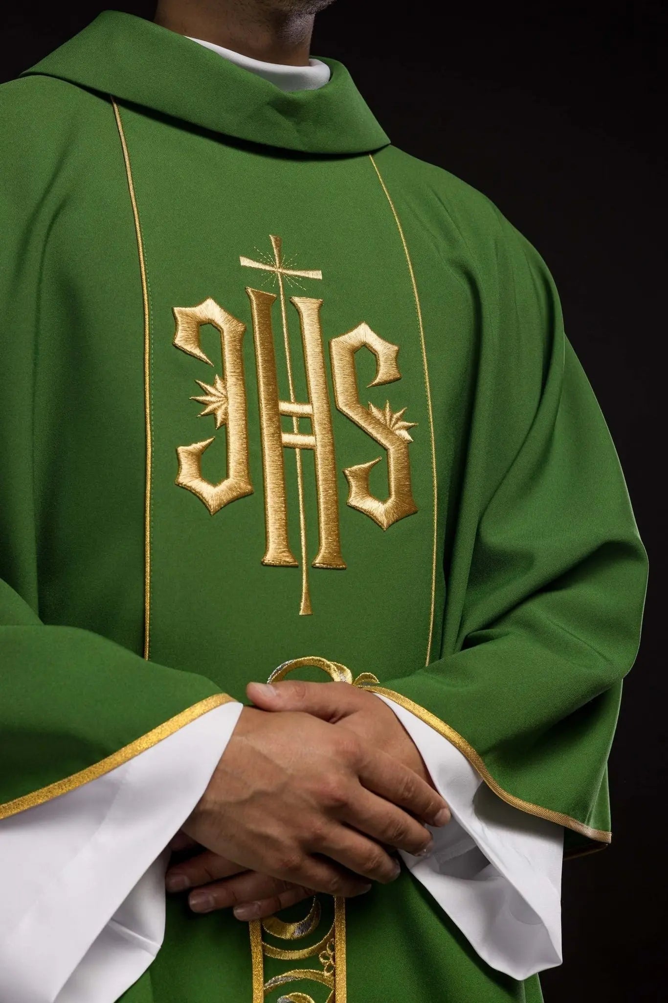 Chasuble verte richement décorée avec motif doré et large bande IHS