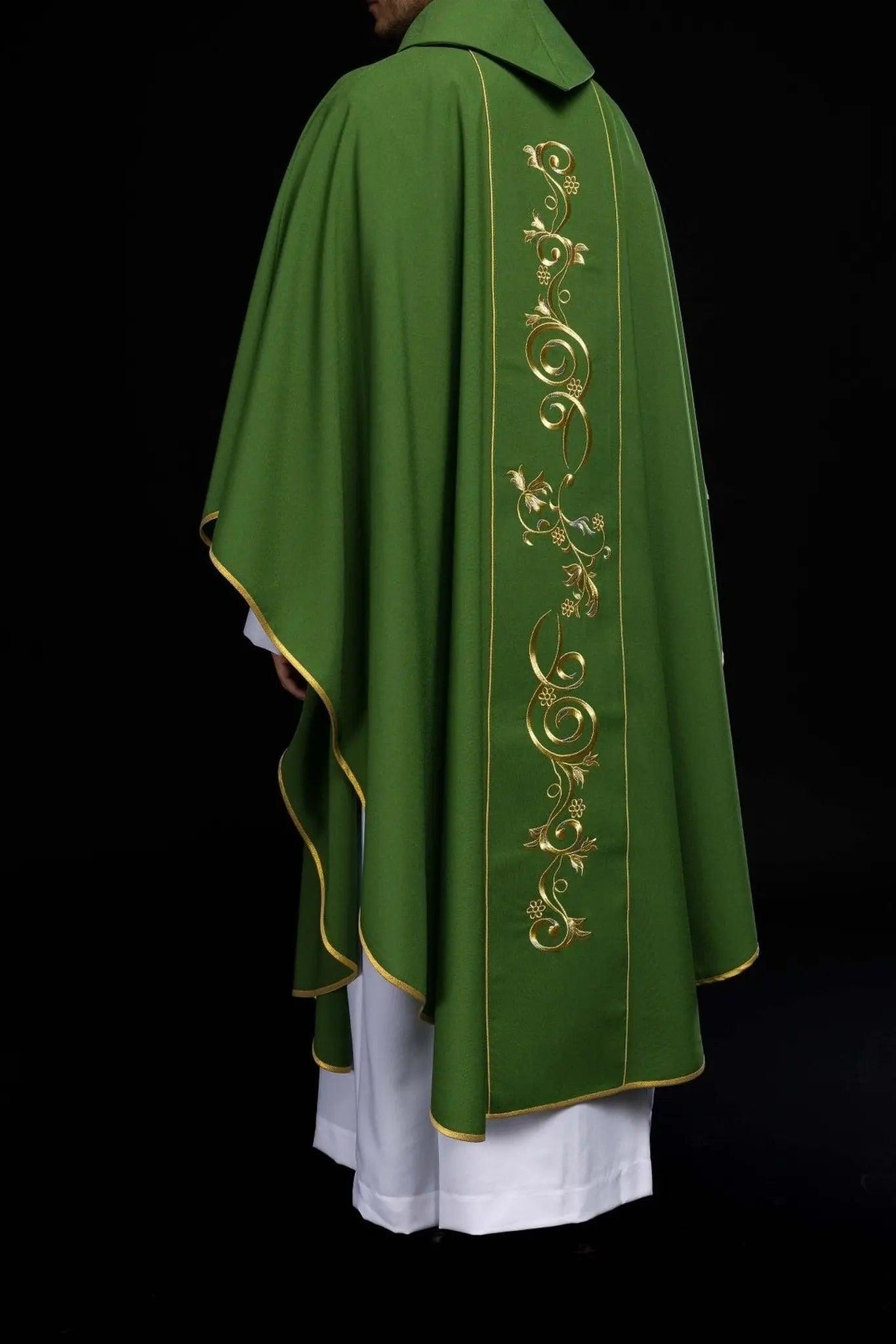 Chasuble verte richement décorée avec motif doré et large bande IHS