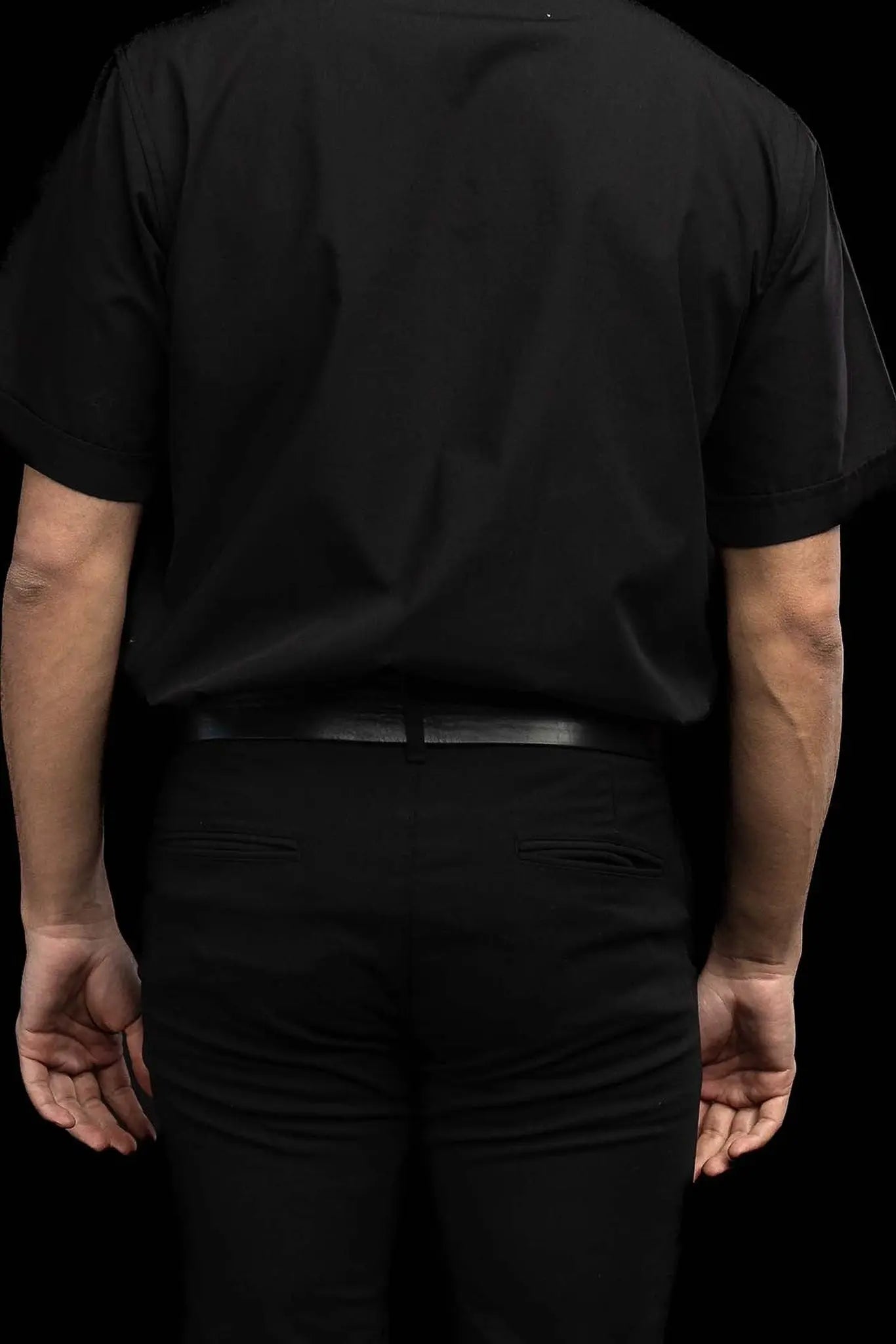 Chemise ecclésiastique romaine noire à manches courtes avec patte de col