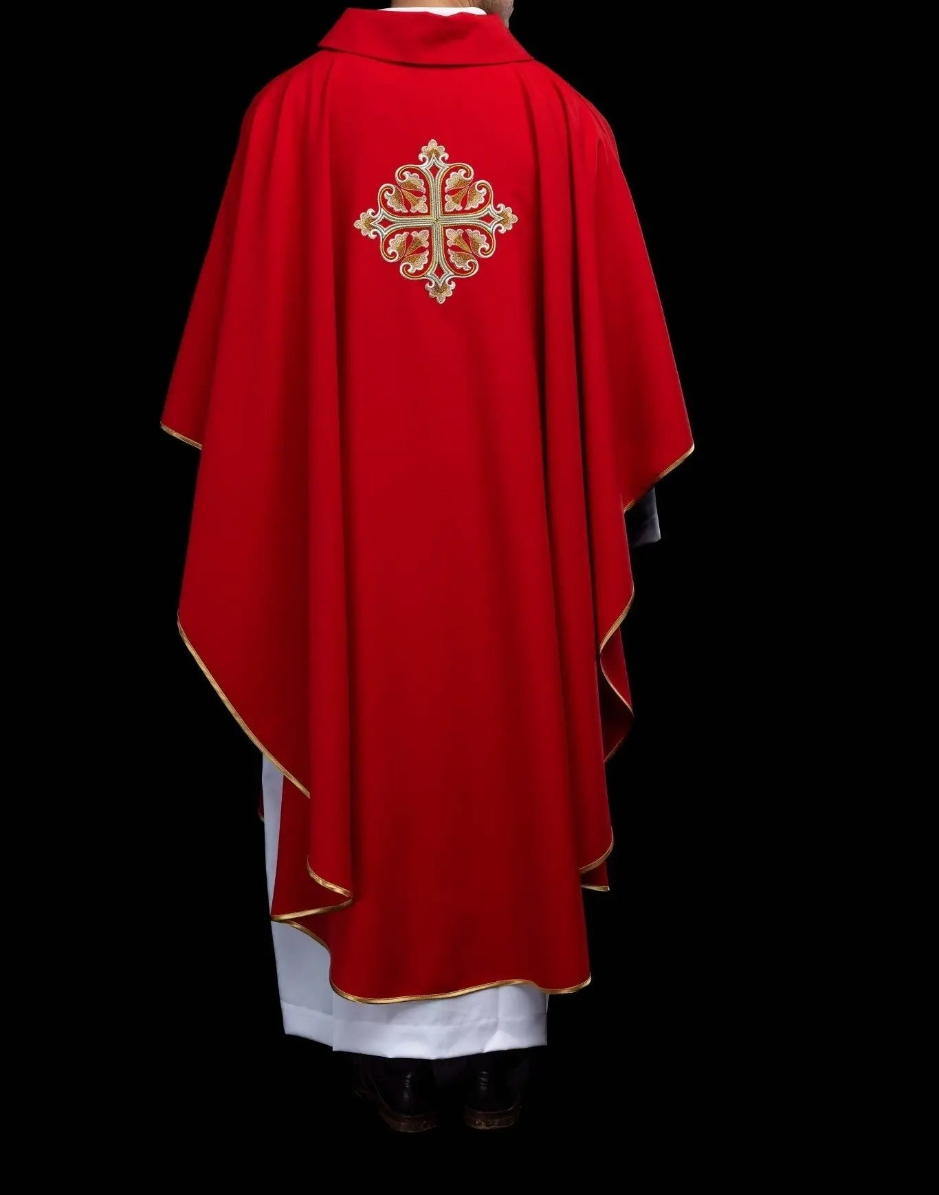 Chasuble rouge brodée avec Croix ornementale et large col