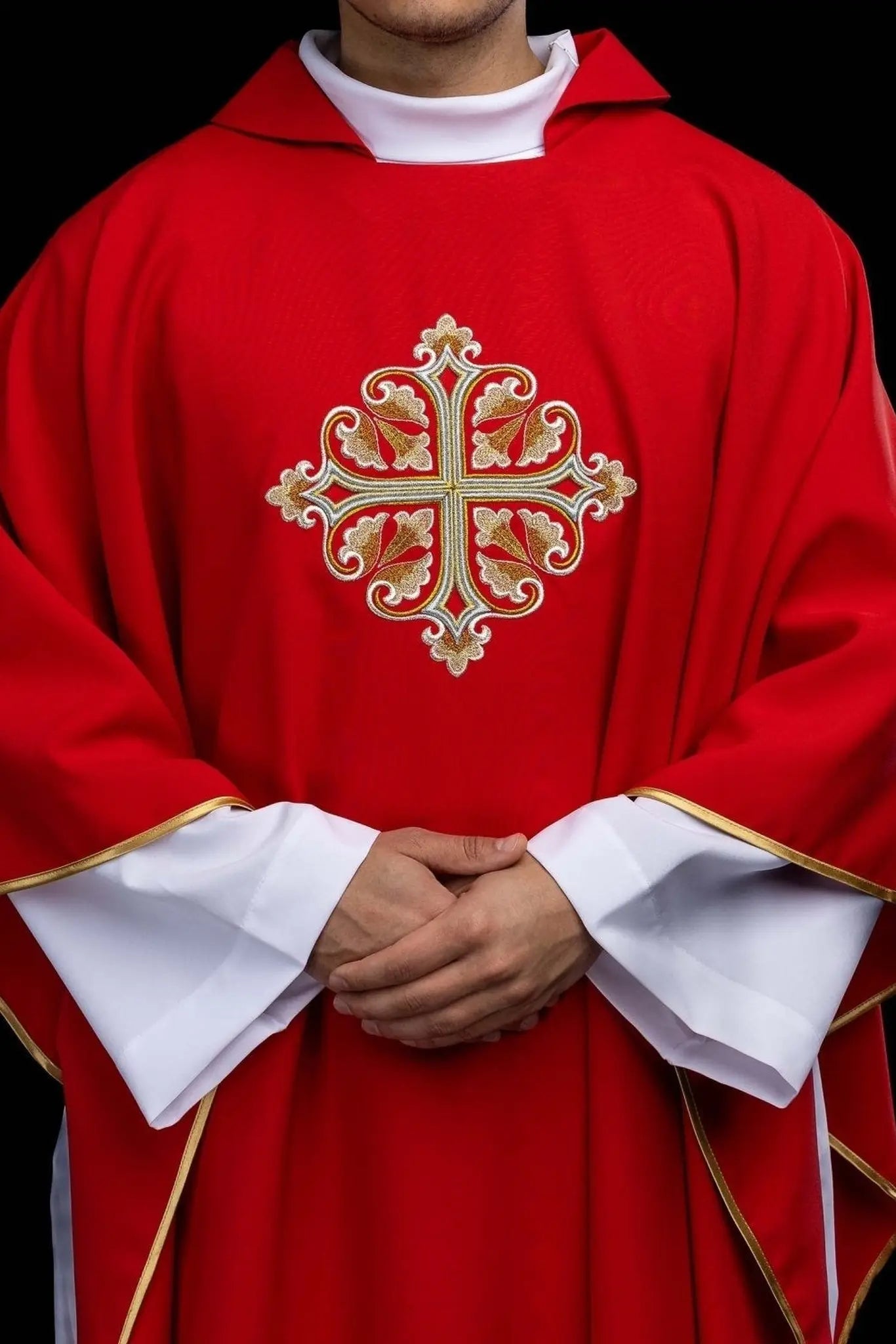 Chasuble rouge brodée avec Croix ornementale et large col