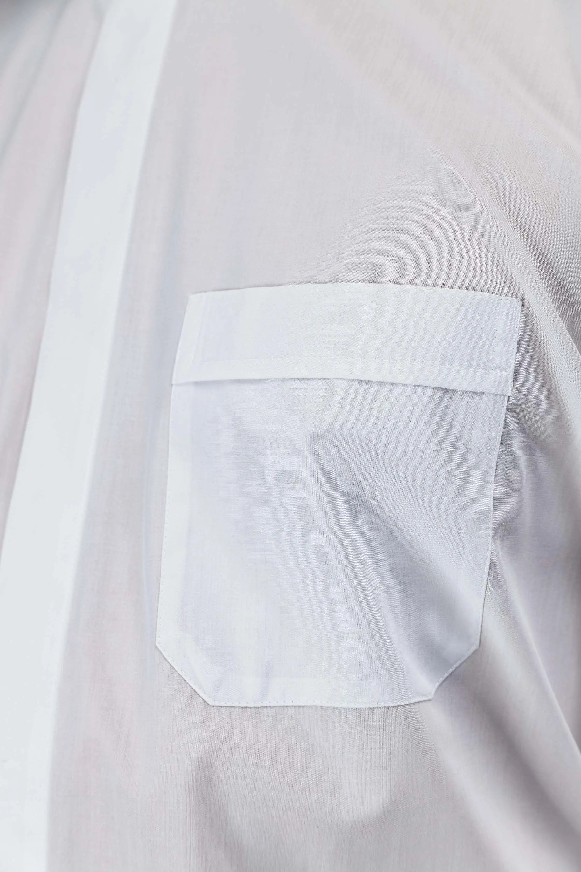 Chemise ecclésiastique romaine blanche à manches longues avec patte de col