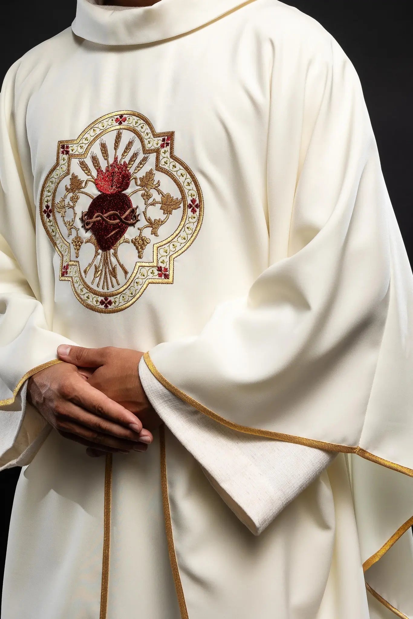 Chasuble with wide collar with embroidered NSPJ and Eucharistic chalice - HAFTINA ATELIER