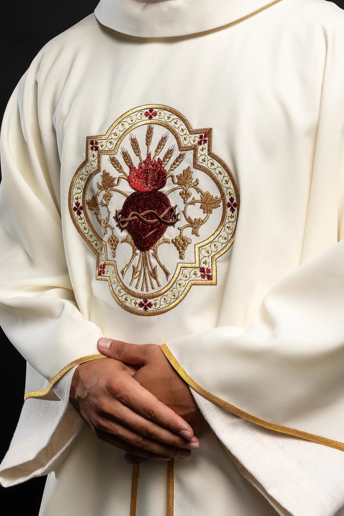 Chasuble with wide collar with embroidered NSPJ and Eucharistic chalice - HAFTINA ATELIER