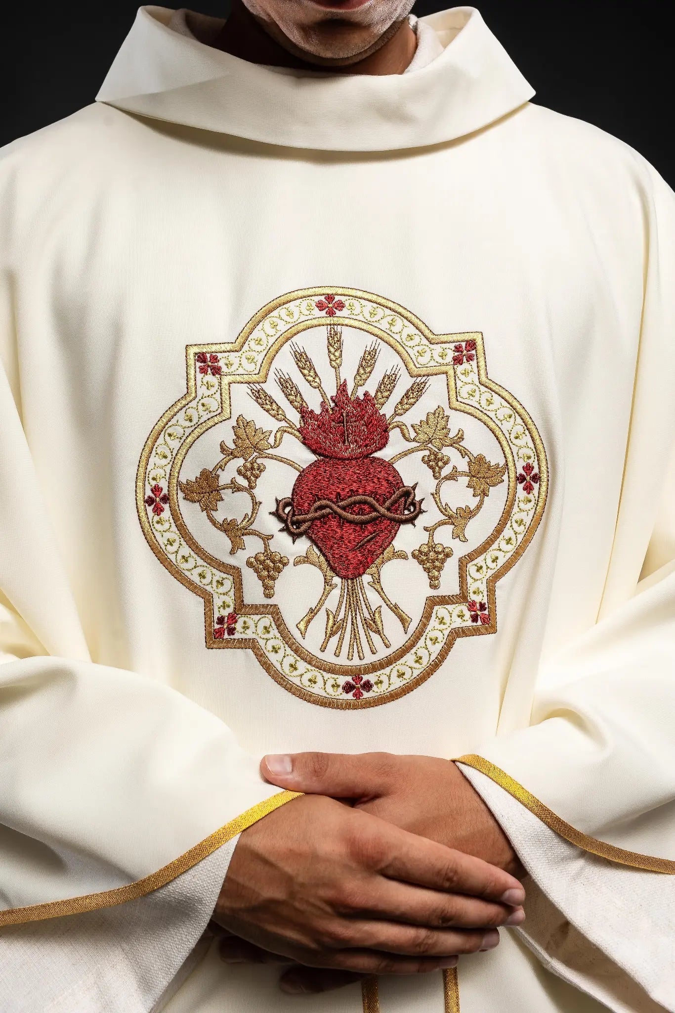 Chasuble with wide collar with embroidered NSPJ and Eucharistic chalice - HAFTINA ATELIER