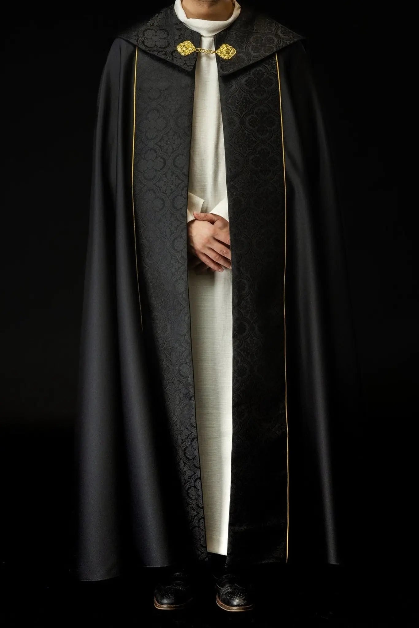 Cappa liturgique noire avec broderie de croix dorée sur tissu jacquard