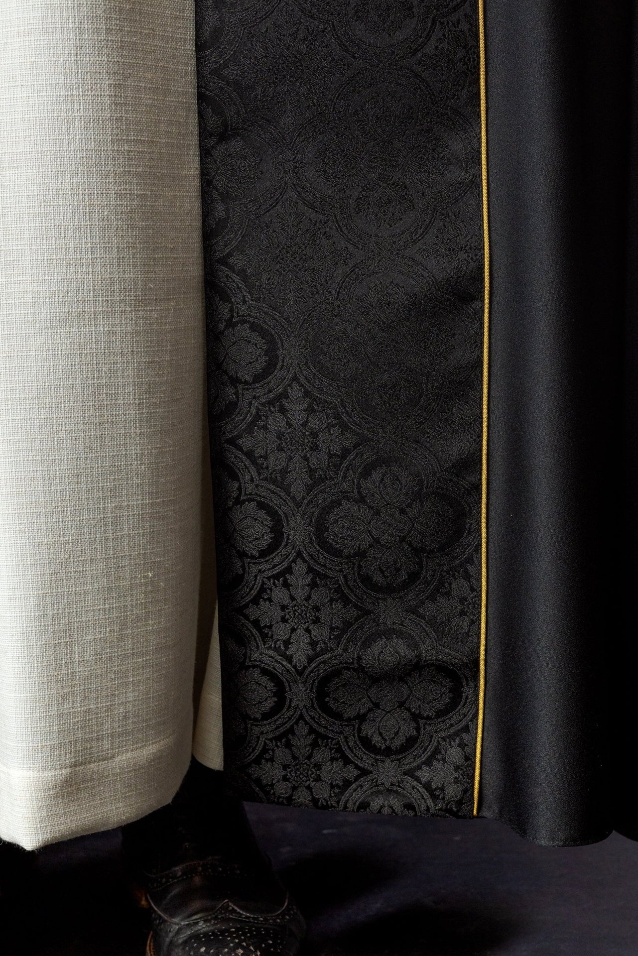 Czarna kapa liturgiczna z złotym haftem krzyża na żakardzie