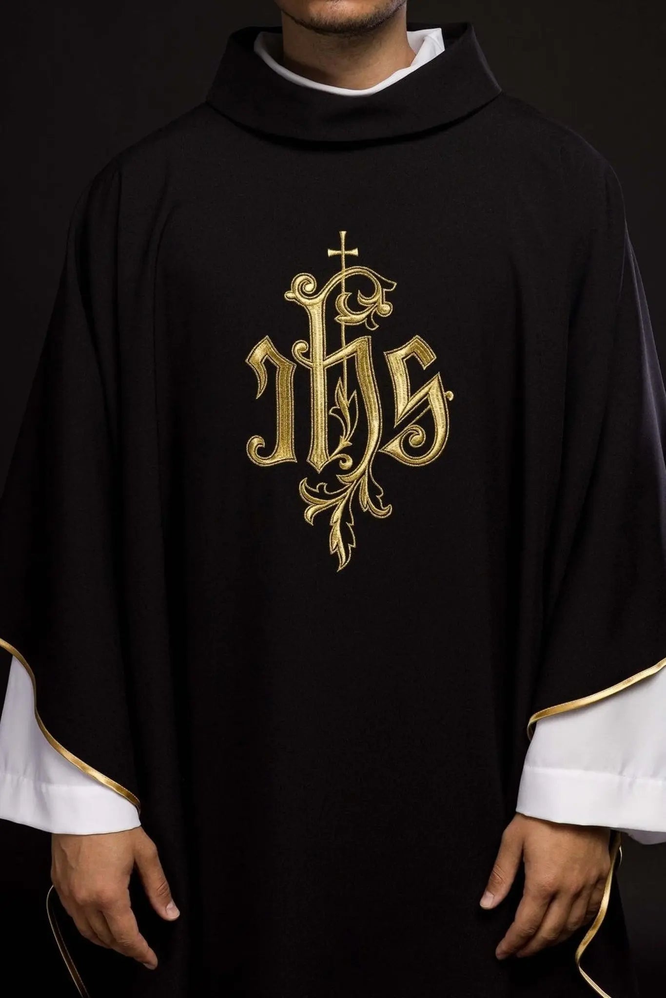 Chasuble noire brodée avec IHS