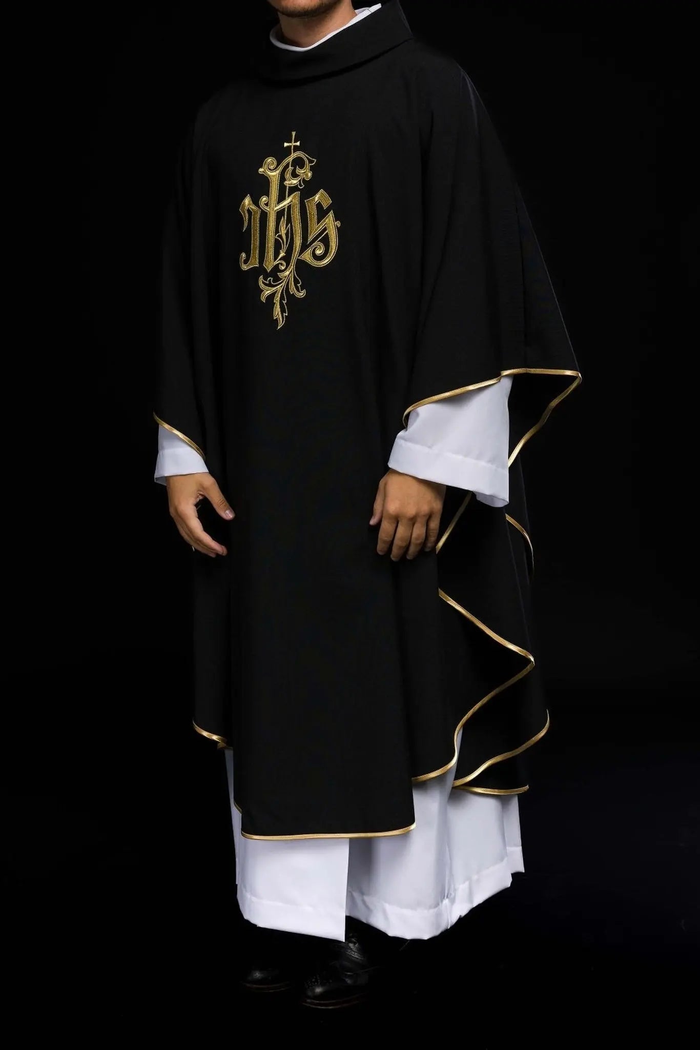 Chasuble noire brodée avec IHS