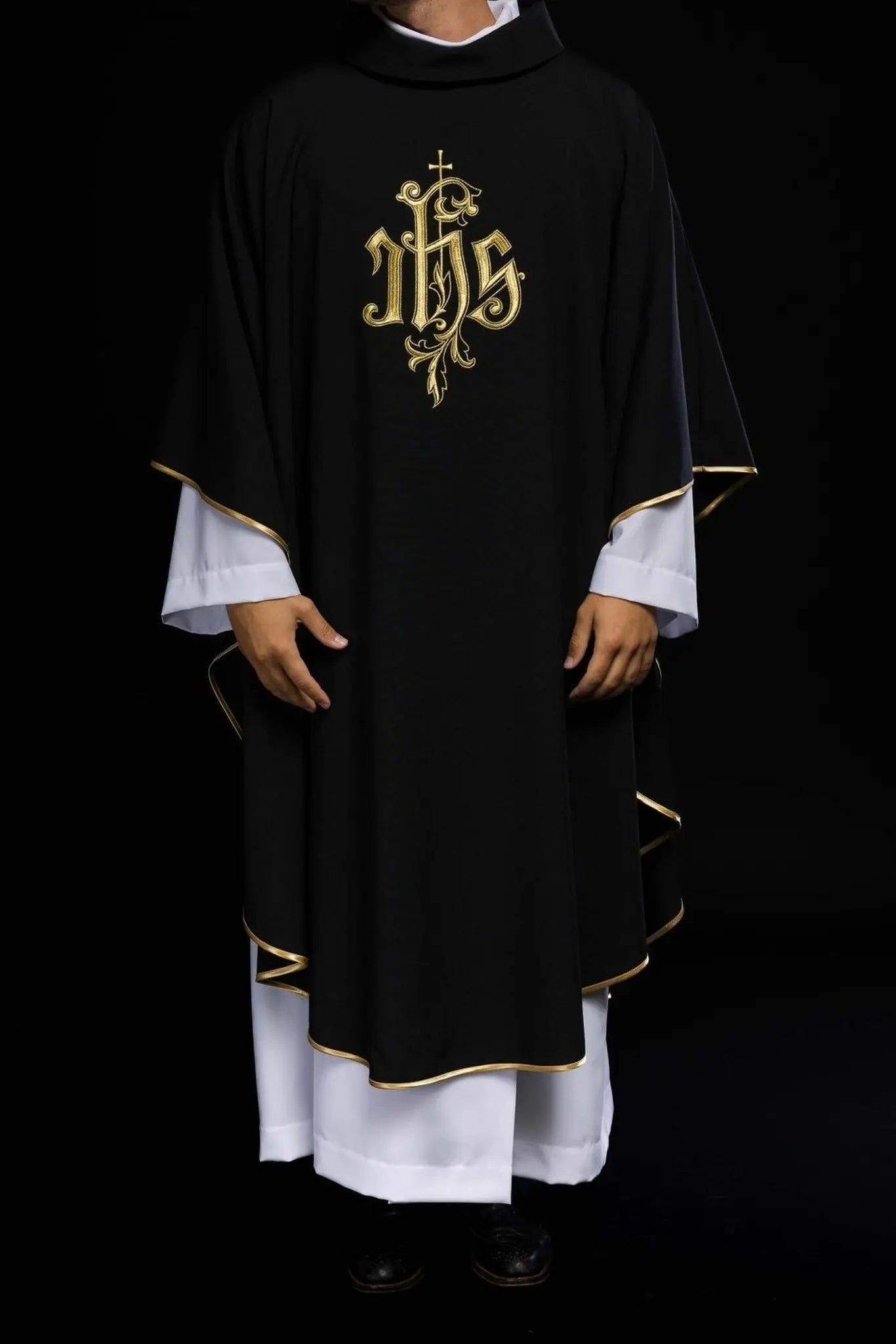 Chasuble noire brodée avec IHS