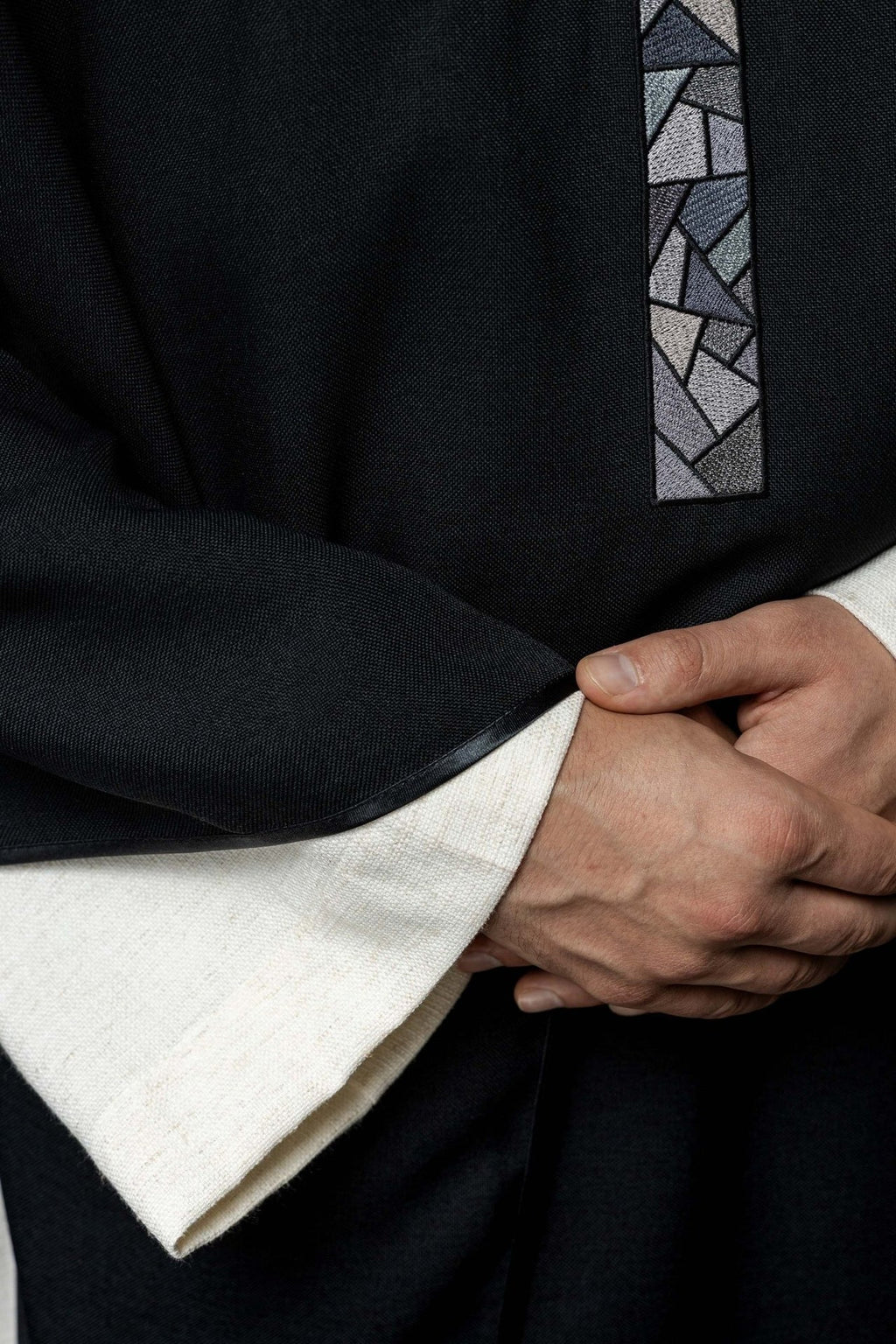 Czarny ornat z mozaikowym krzyżem