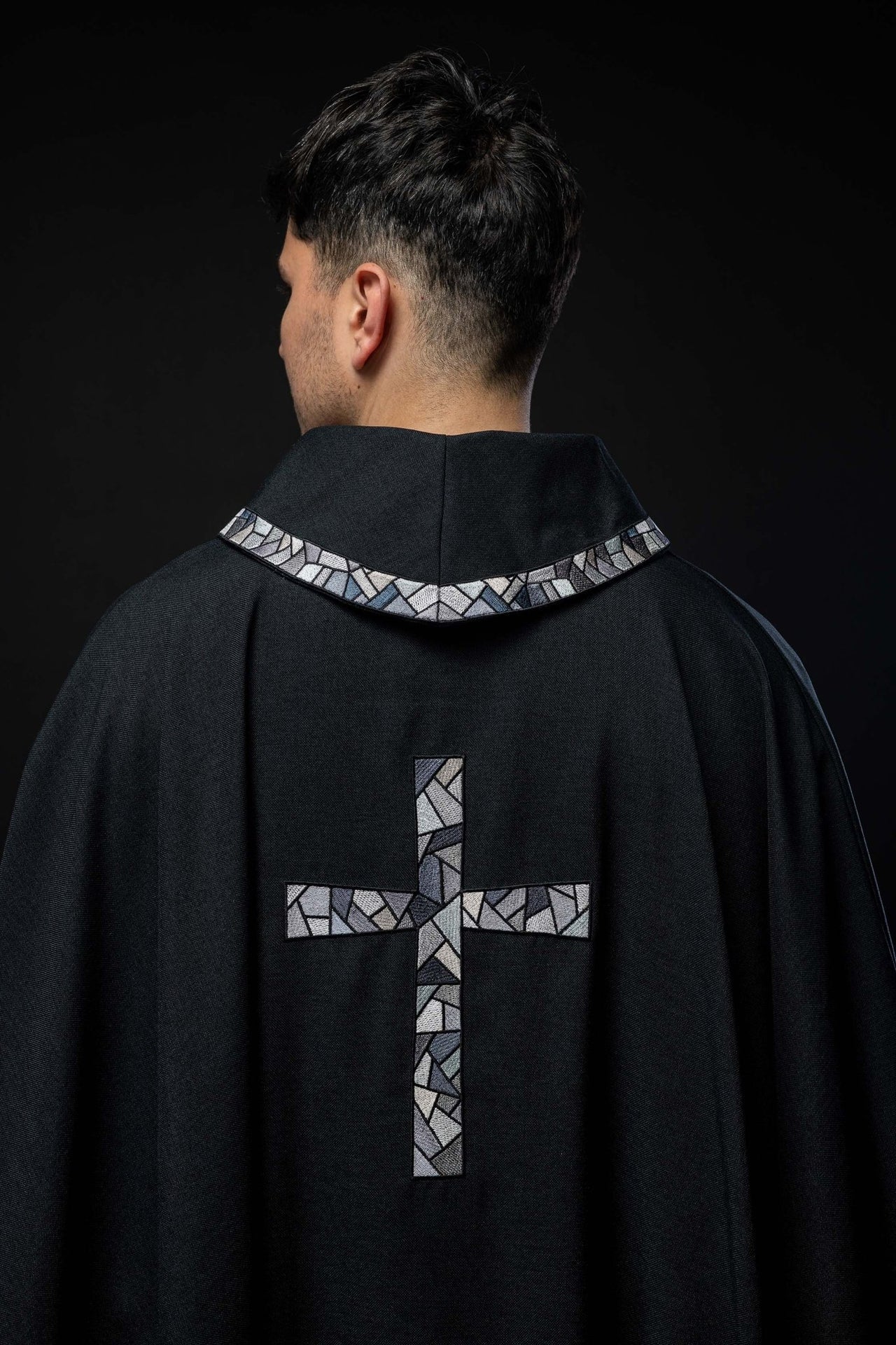 Czarny ornat z mozaikowym krzyżem