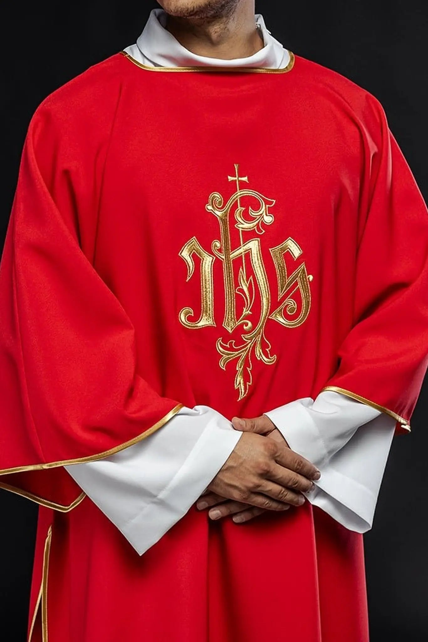 Dalmatic rouge avec motif IHS brodé