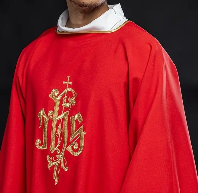 Dalmatic rouge avec motif IHS brodé