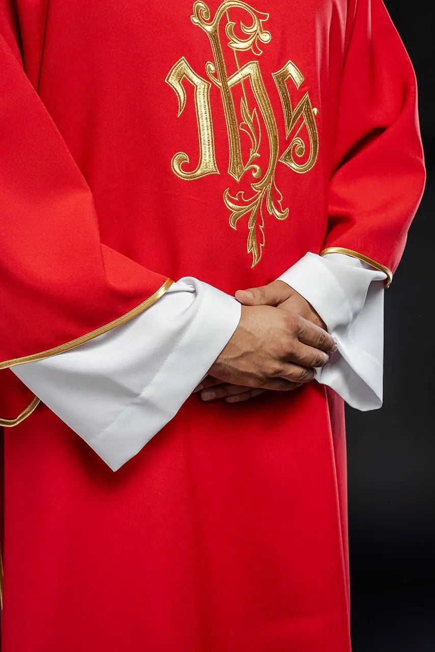 Dalmatic rouge avec motif IHS brodé