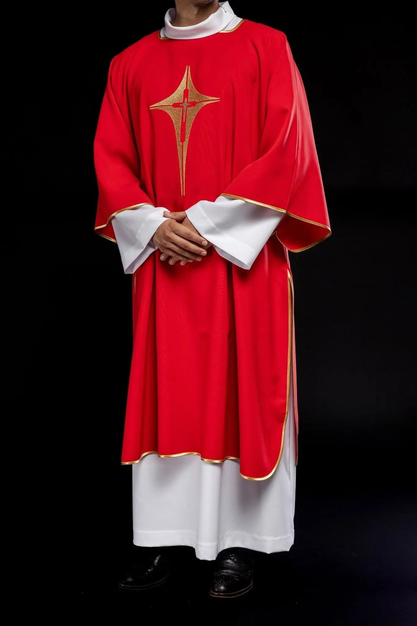 Rouge dalmatien avec croix dorée brodée