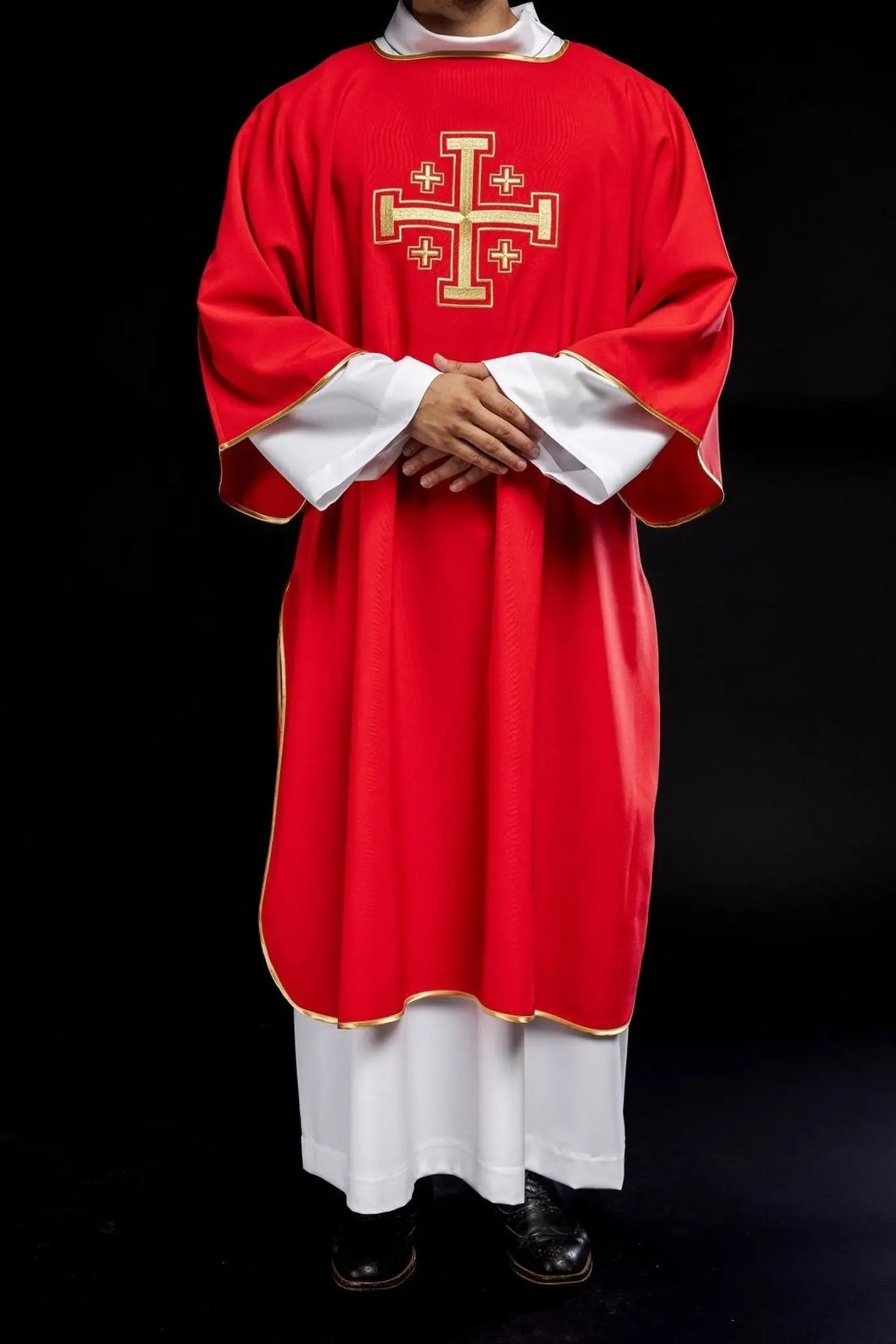 Rouge Dalmatie avec croix dorées brodées
