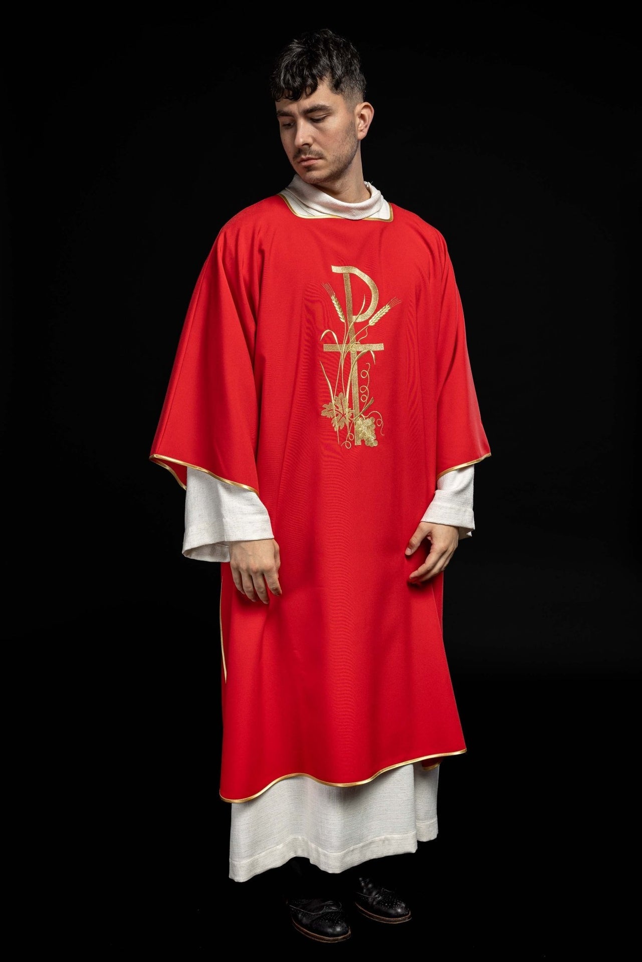Czerwona dalmatyka z złotym haftem krzyża Pax