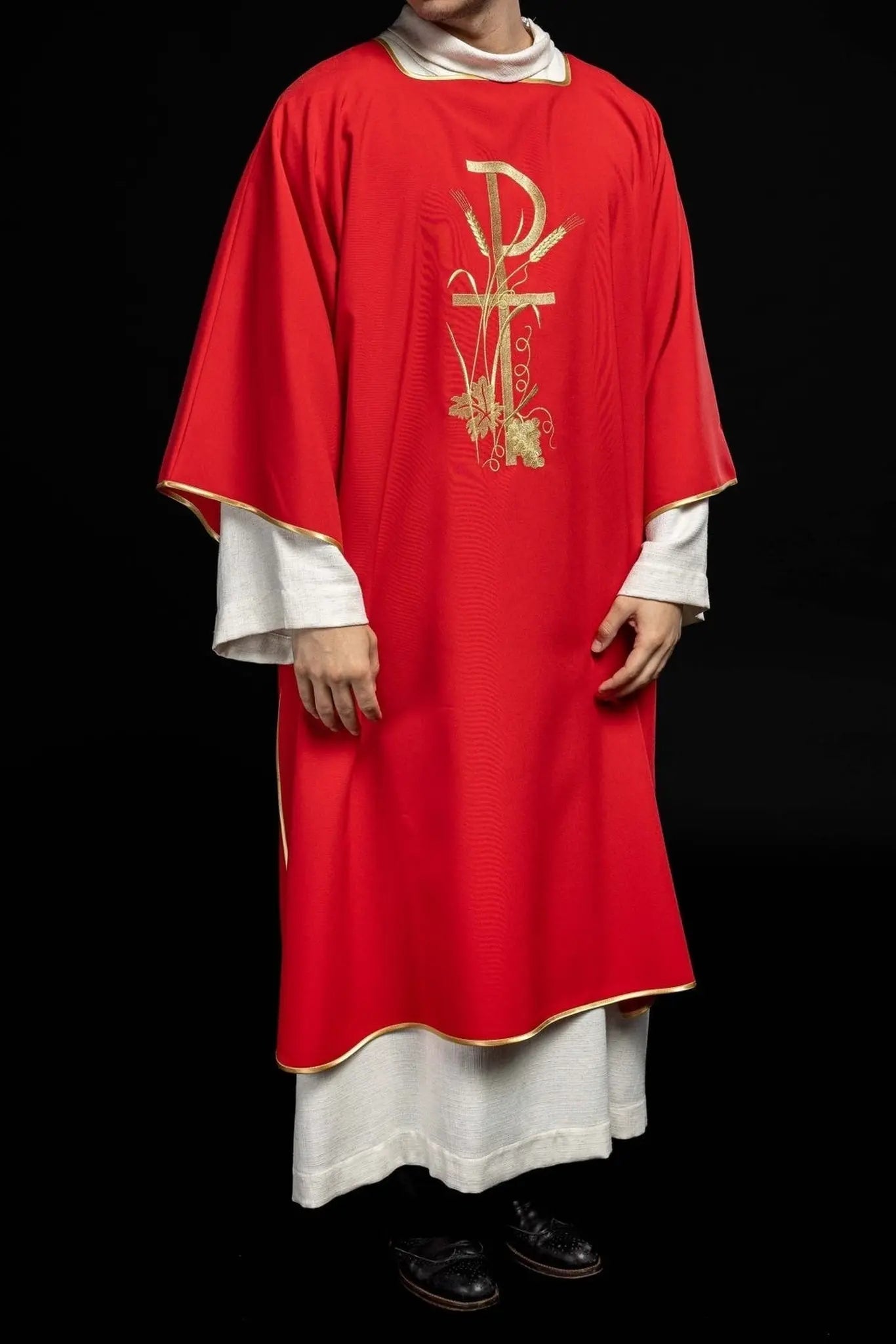 Dalmatique rouge avec broderie de croix Pax dorée