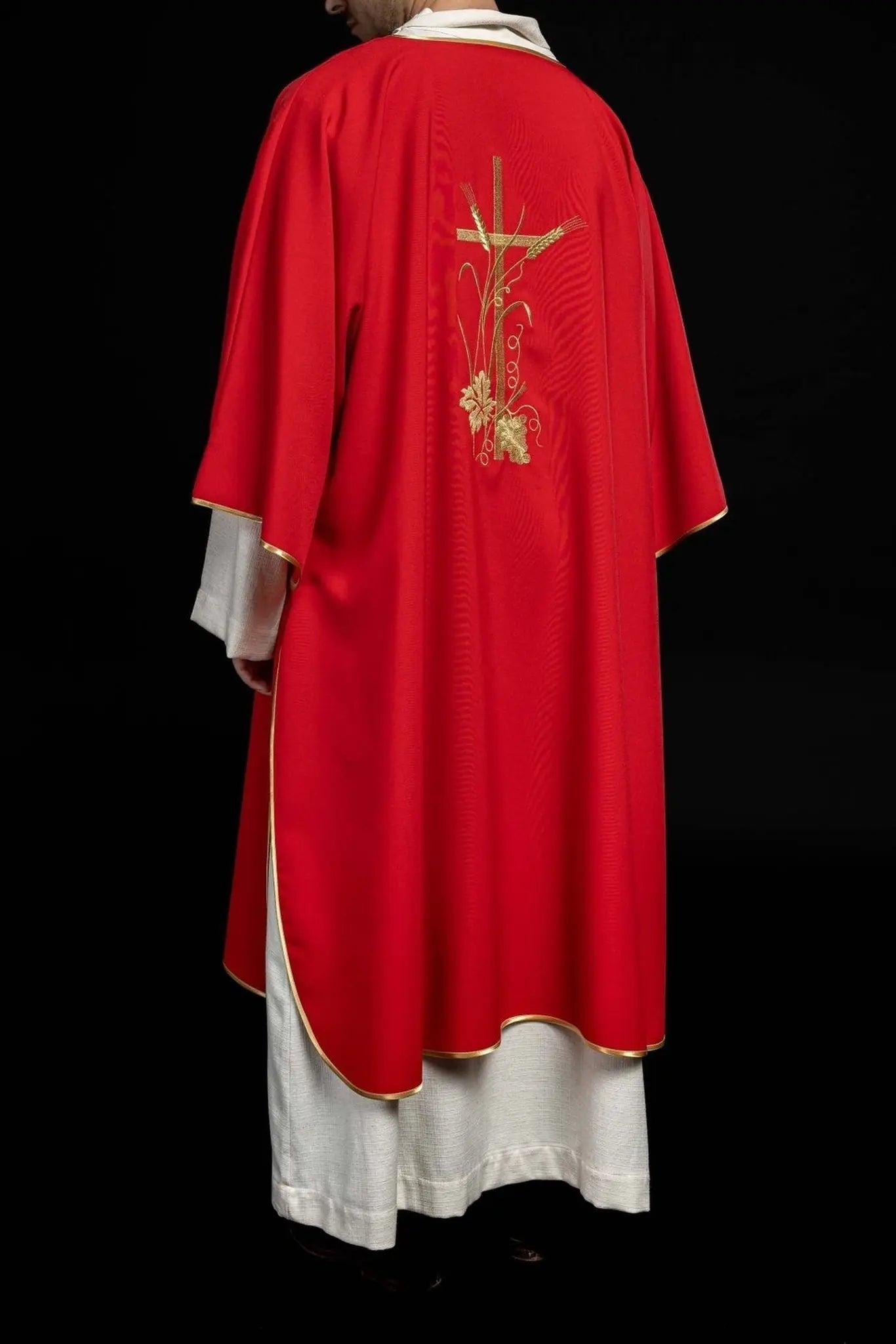 Dalmatique rouge avec broderie de croix Pax dorée
